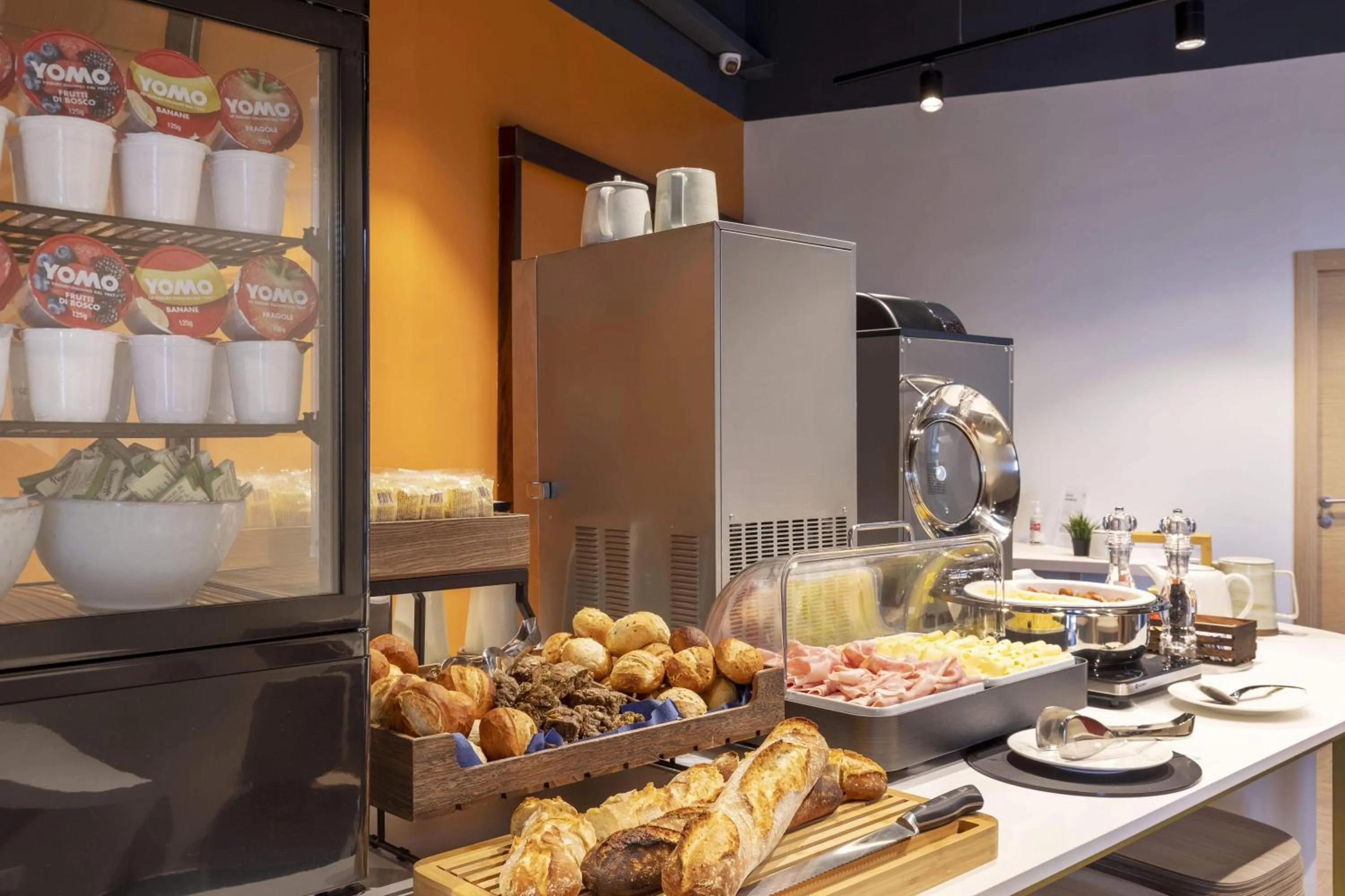 Restaurant/places to eat in B&B Hotel Pomezia Roma