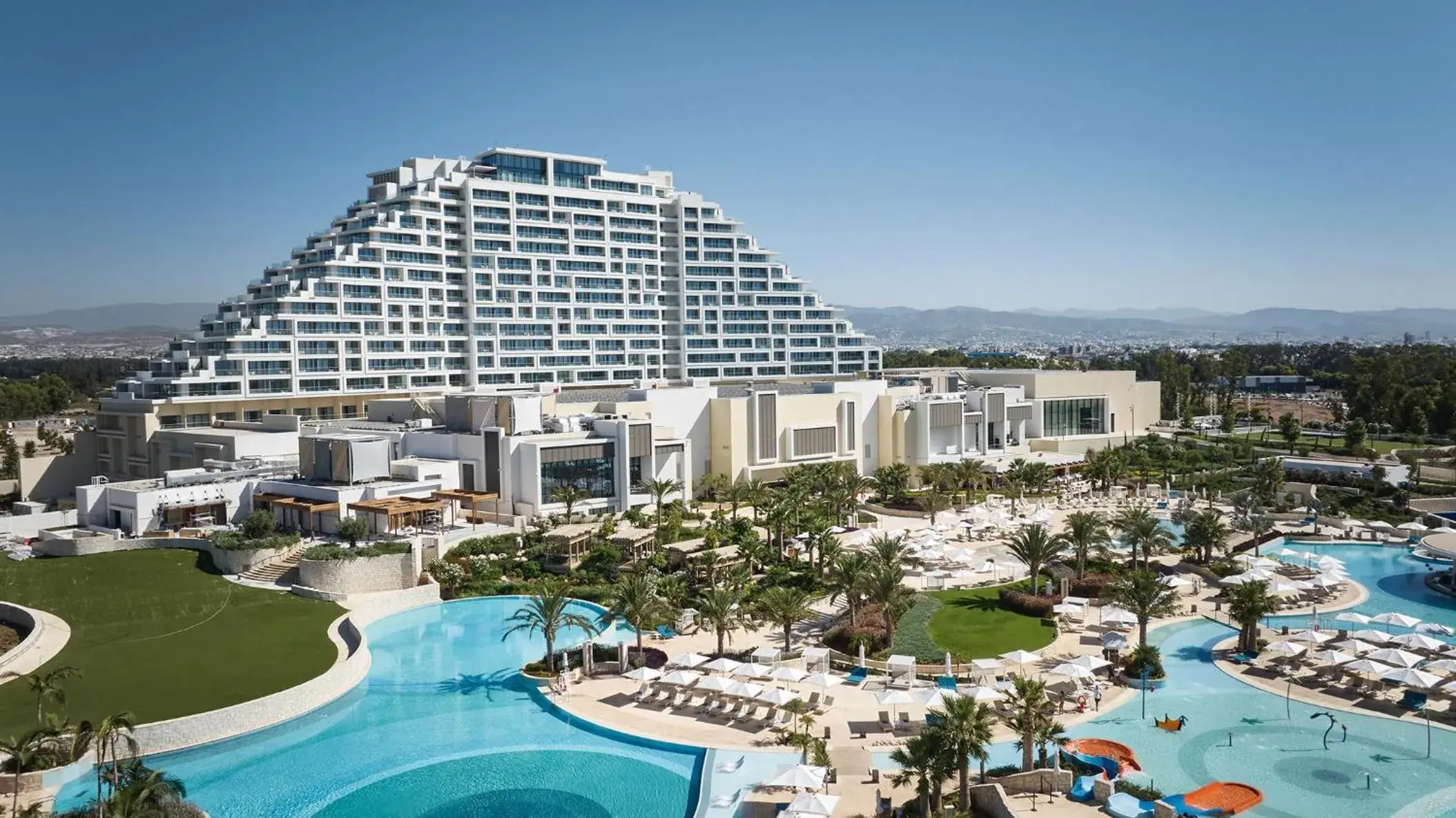 Swimming pool in City of Dreams Mediterranean - Integrated Resort, Casino & Entertainment Swimming pool in City of Dreams Mediterranean - Integrated Resort, Casino & Entertainment