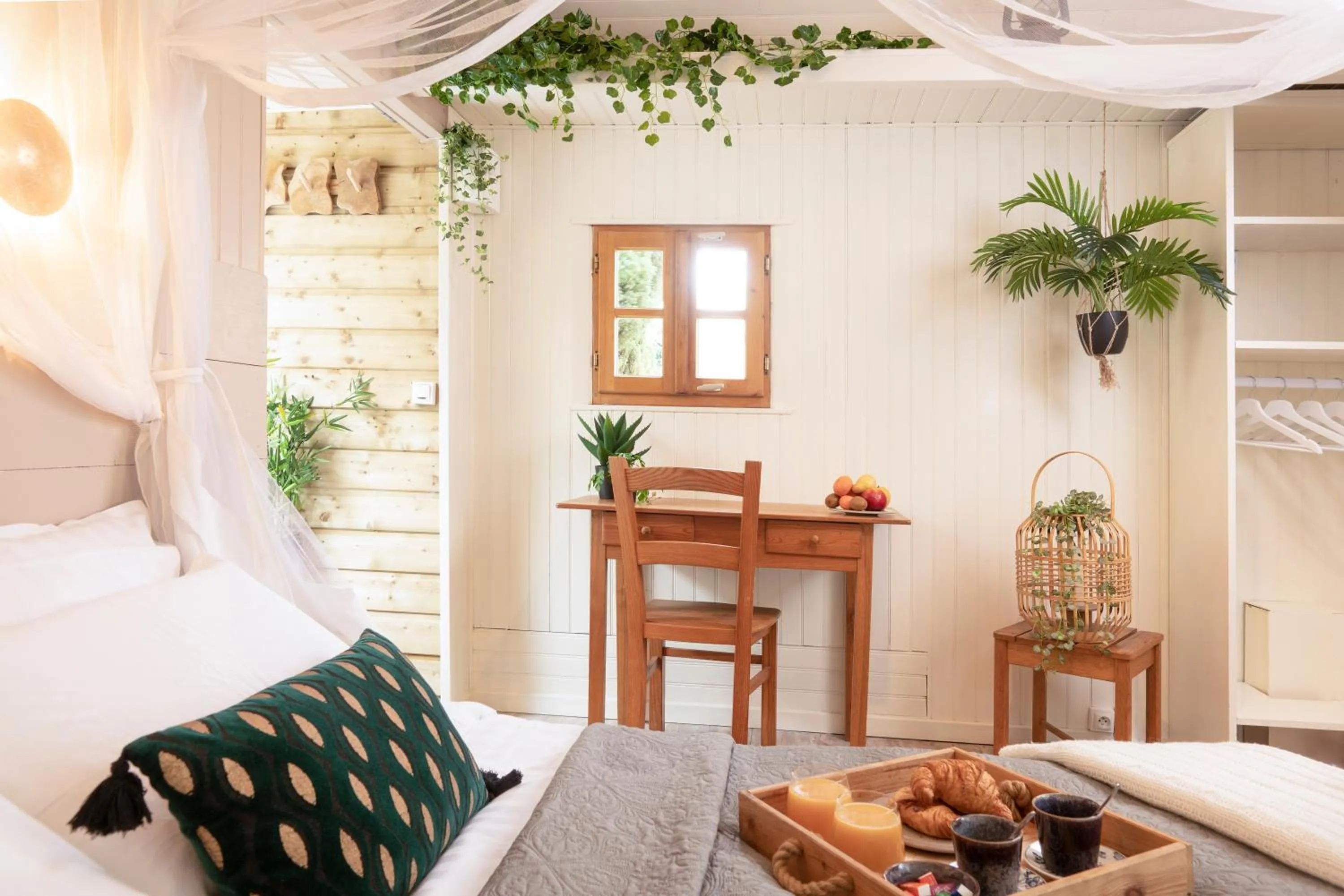 Hot Tub, Bed in Les Glycines de Monchy- Chambres d'hôtes