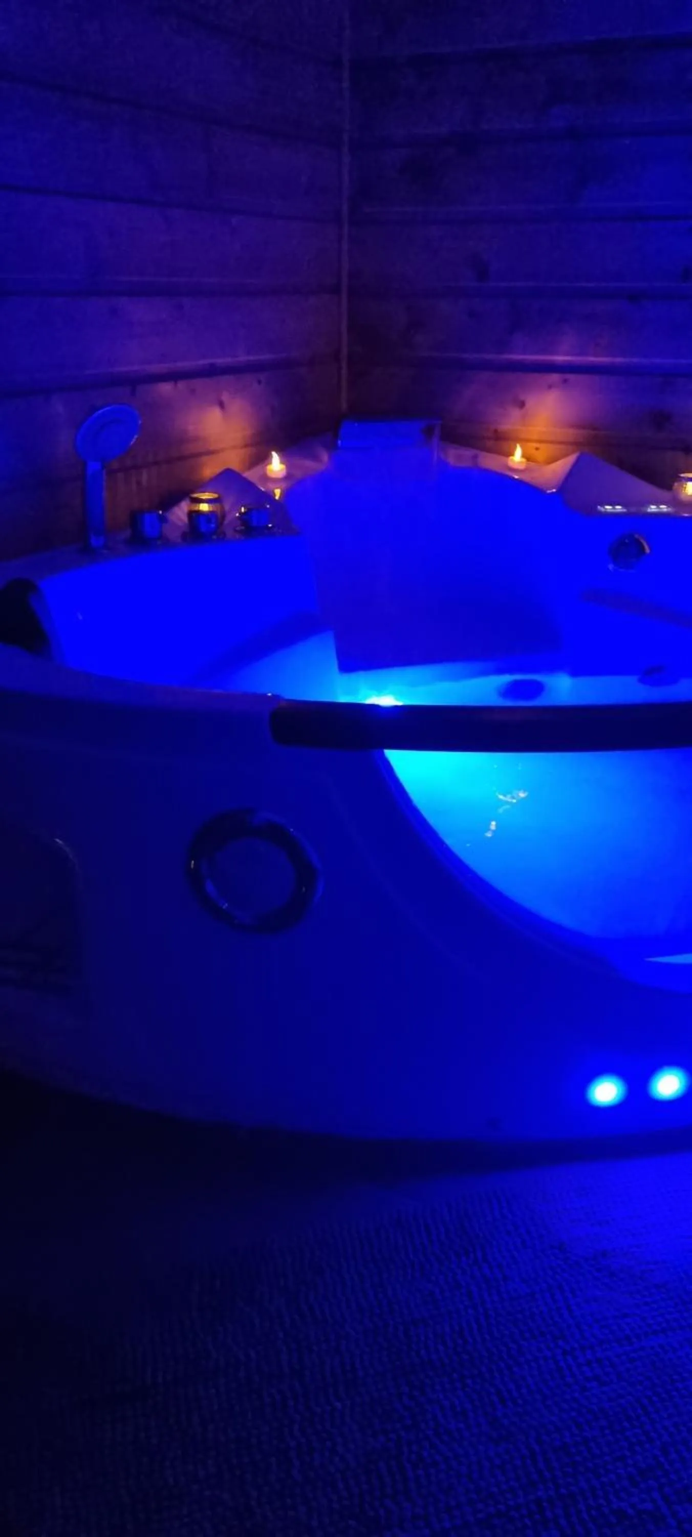 Hot Tub in Les Glycines de Monchy- Chambres d'hôtes