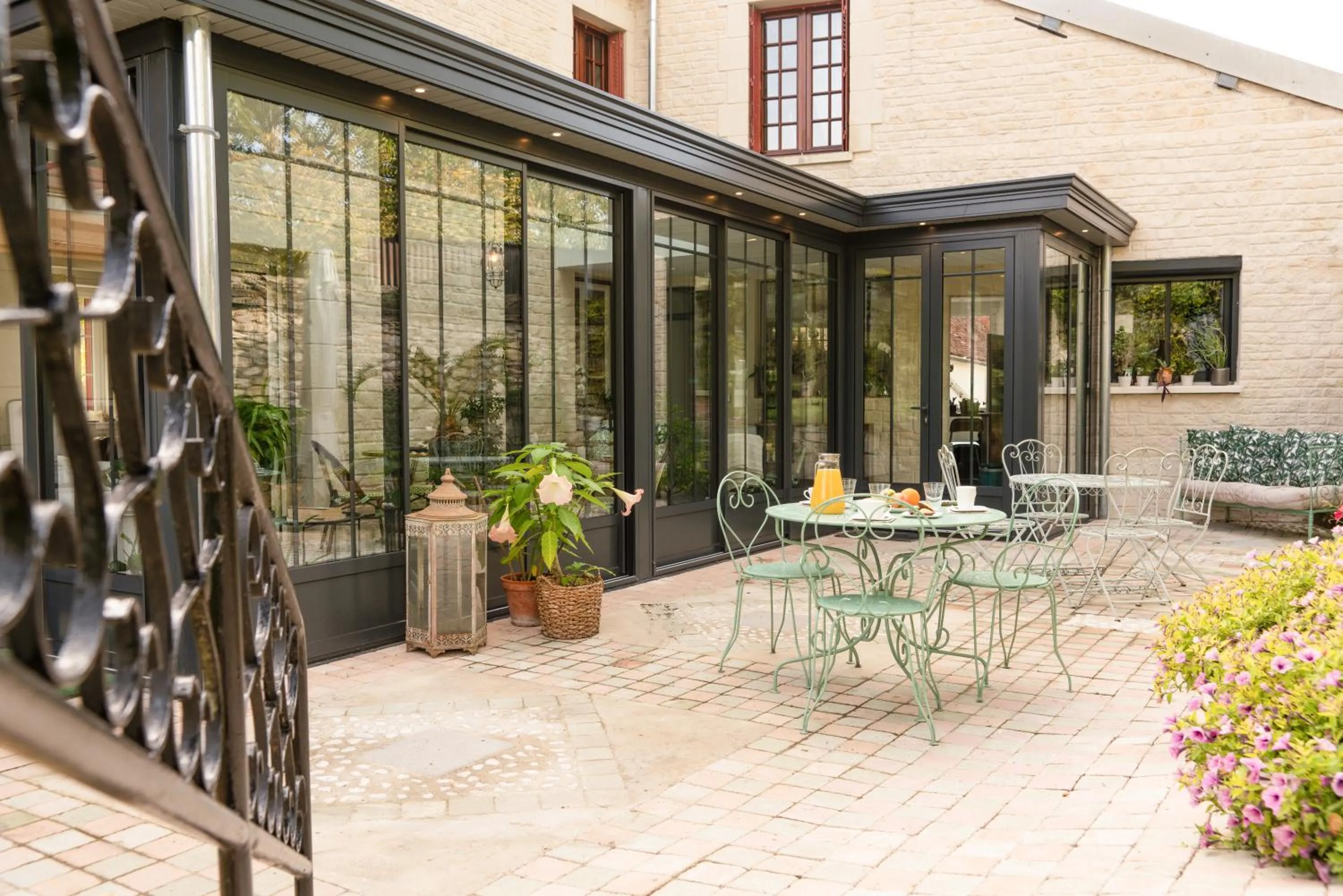 Patio in Les Glycines de Monchy- Chambres d'hôtes