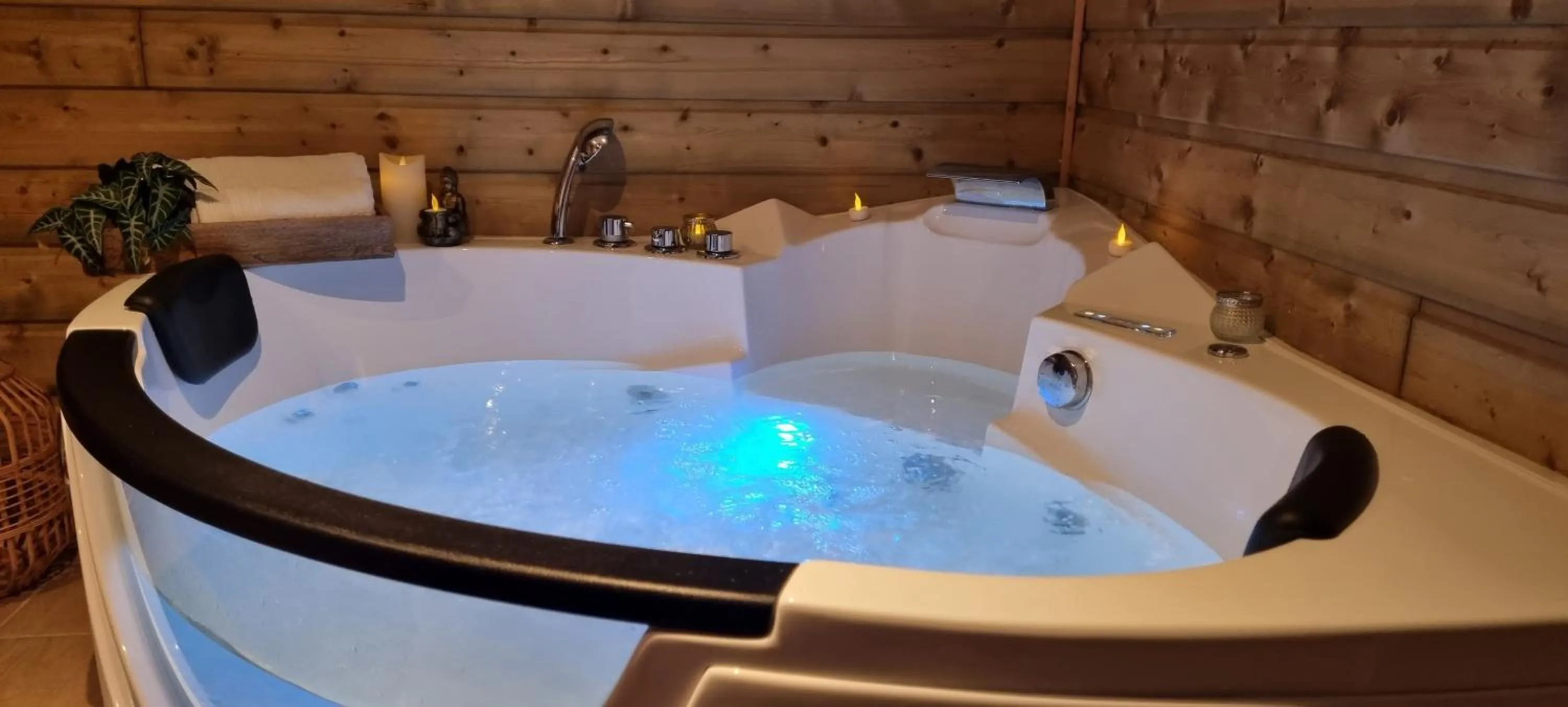 Hot Tub in Les Glycines de Monchy- Chambres d'hôtes