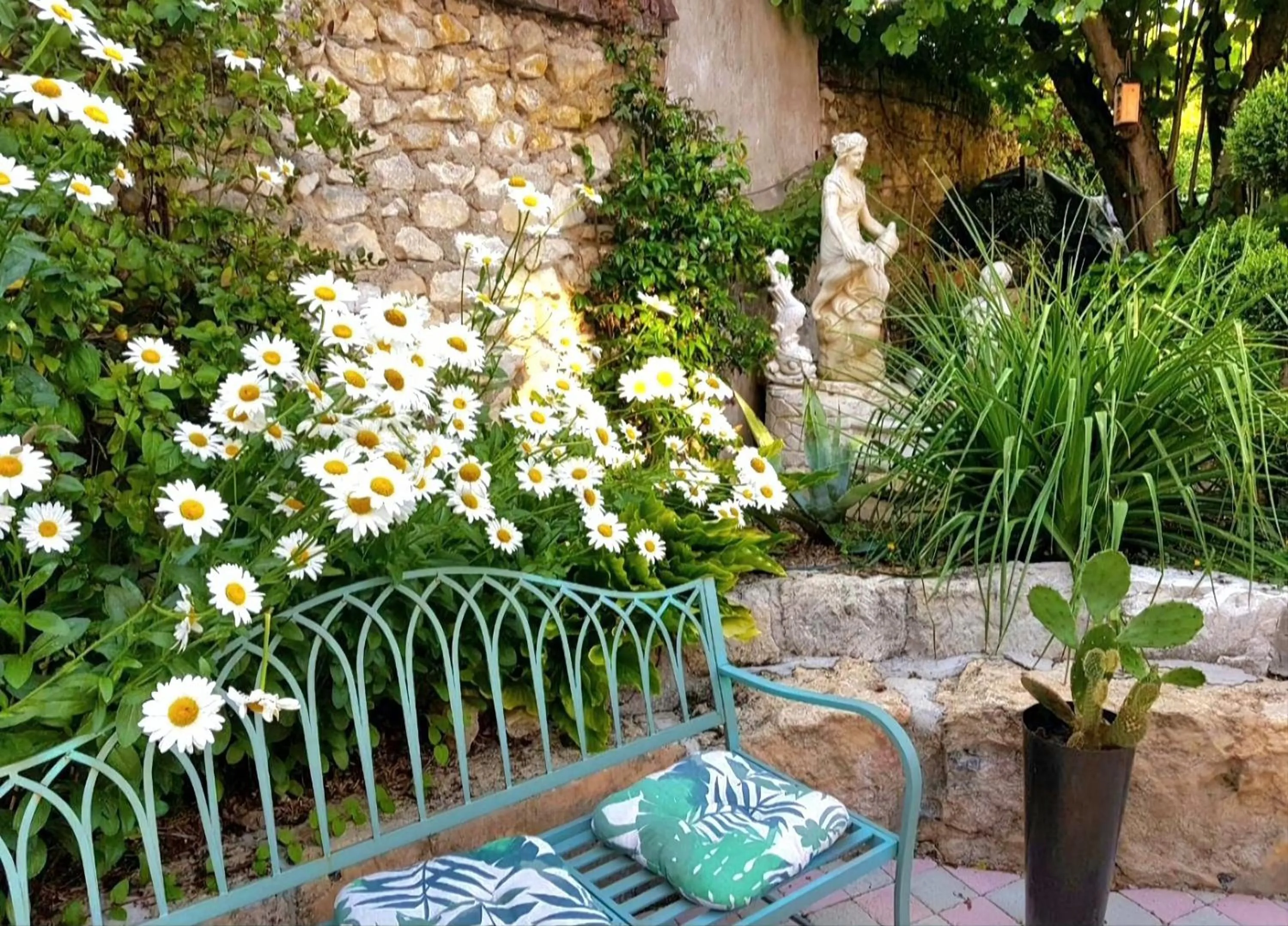 Spring in Les Glycines de Monchy- Chambres d'hôtes