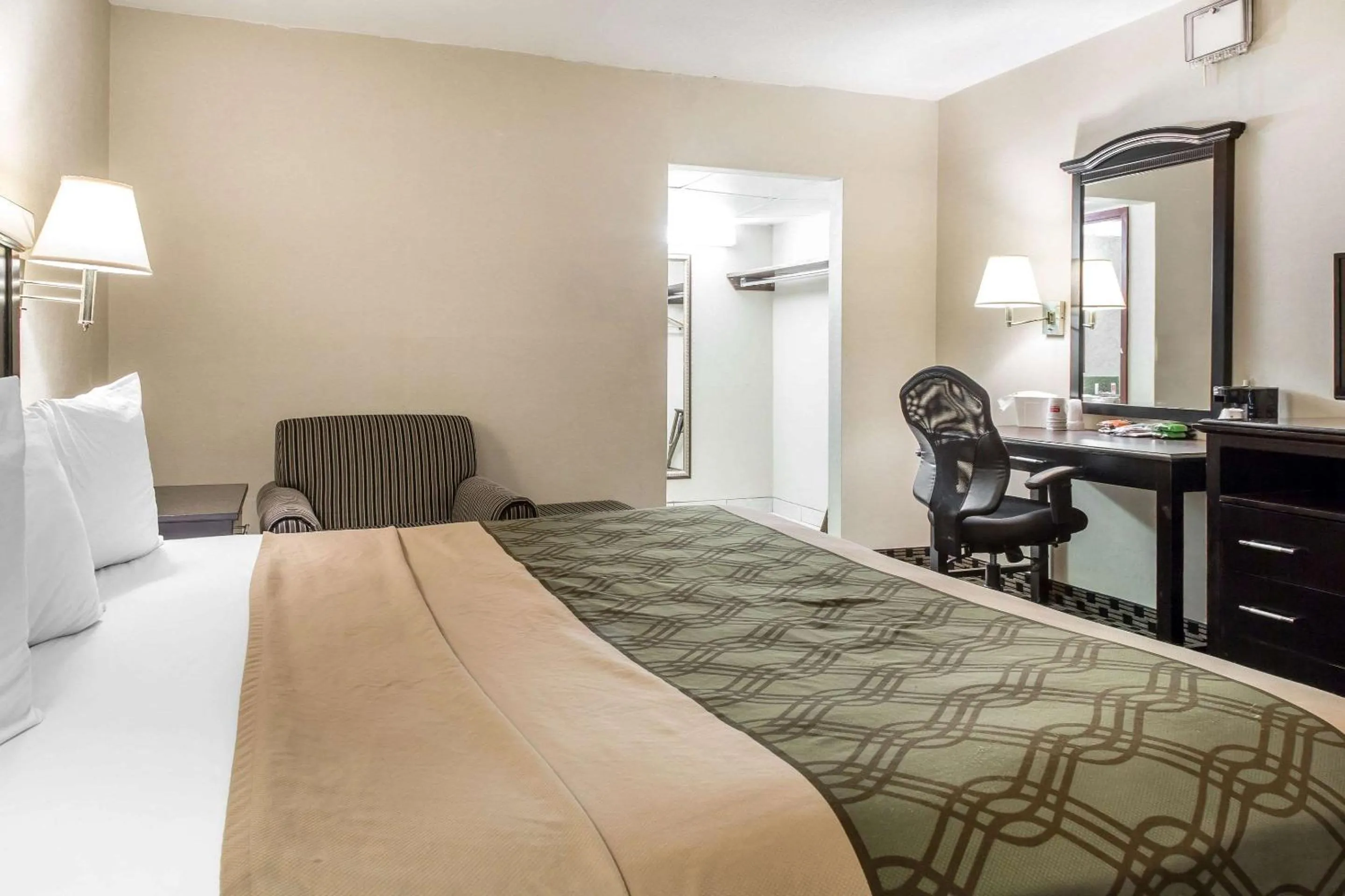 Photo of the whole room, Bed in Econo Lodge