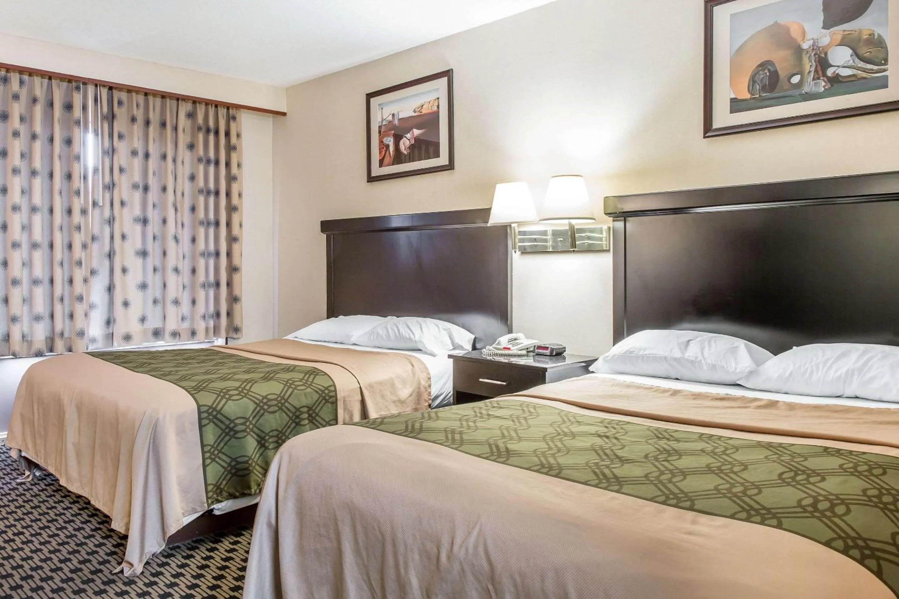 Photo of the whole room, Bed in Econo Lodge