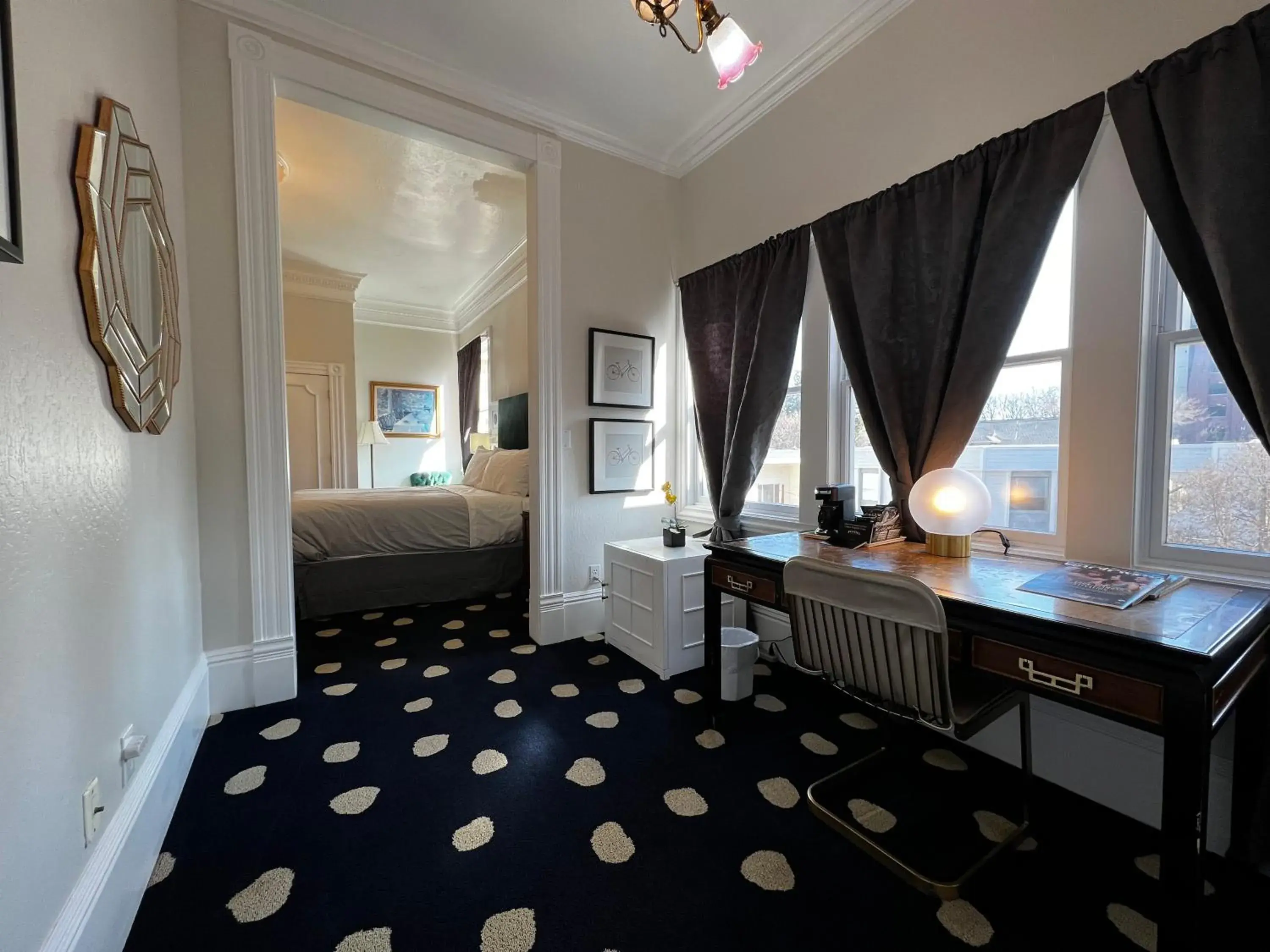 Living room, Bed in Sterling Hotel Living room, Bed in Sterling Hotel