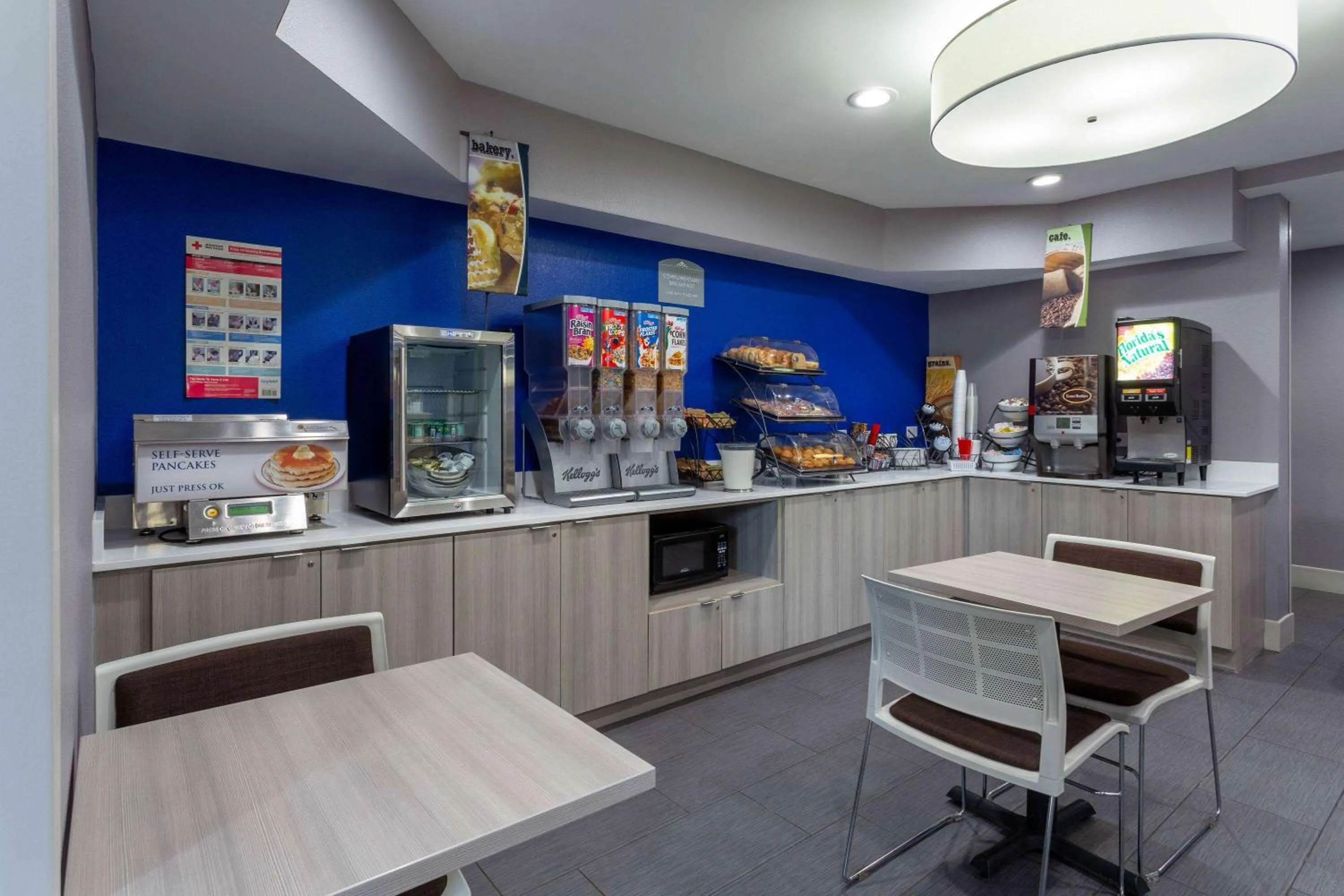 Breakfast in Microtel Inn & Suites by Wyndham Bethel/Danbury