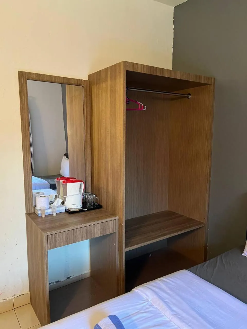 wardrobe, Bed in Sandy Beach Resort By Casa Loma