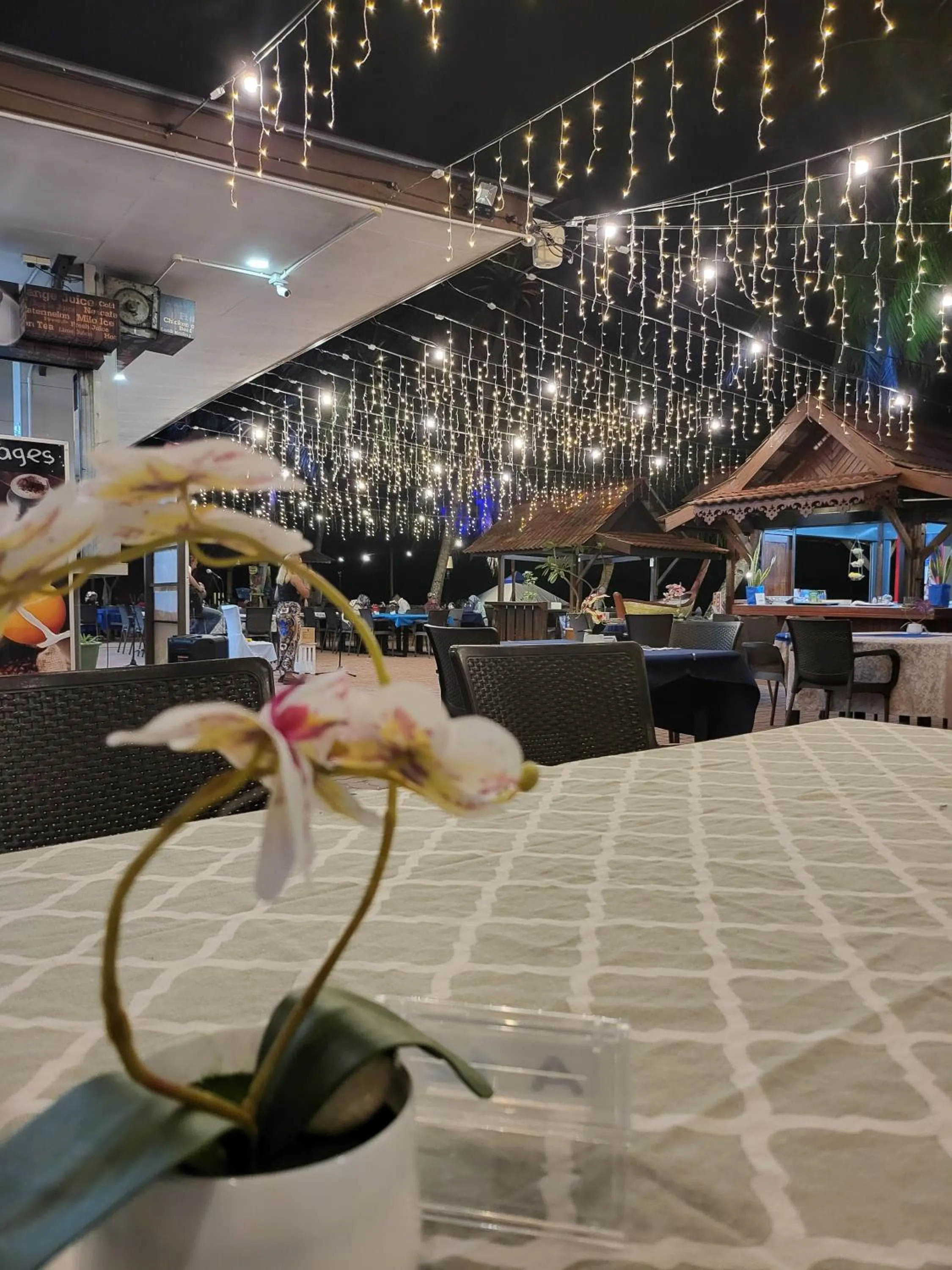 Restaurant/places to eat in Sandy Beach Resort By Casa Loma