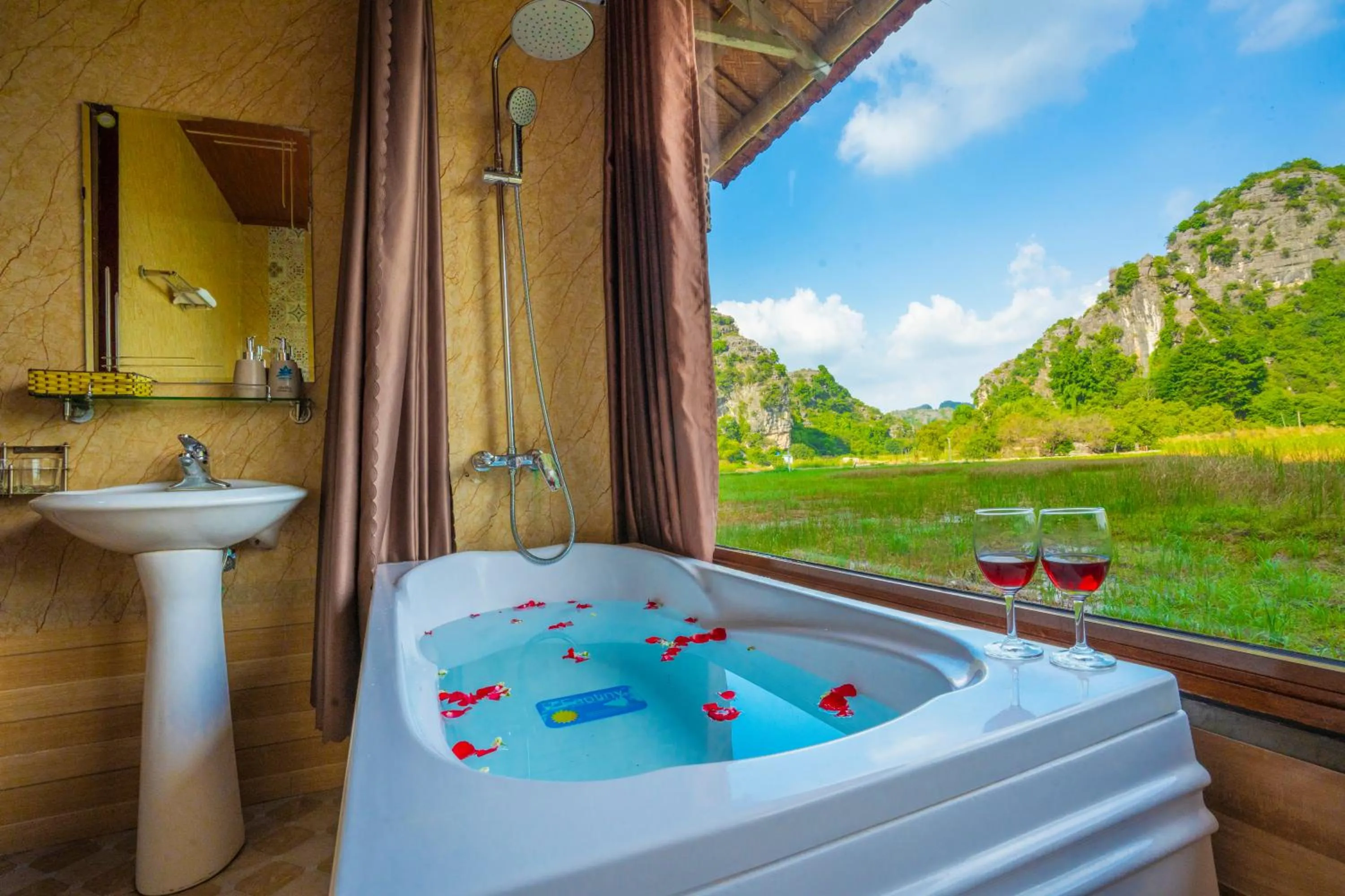 Hot Tub in Lotus Field Homestay