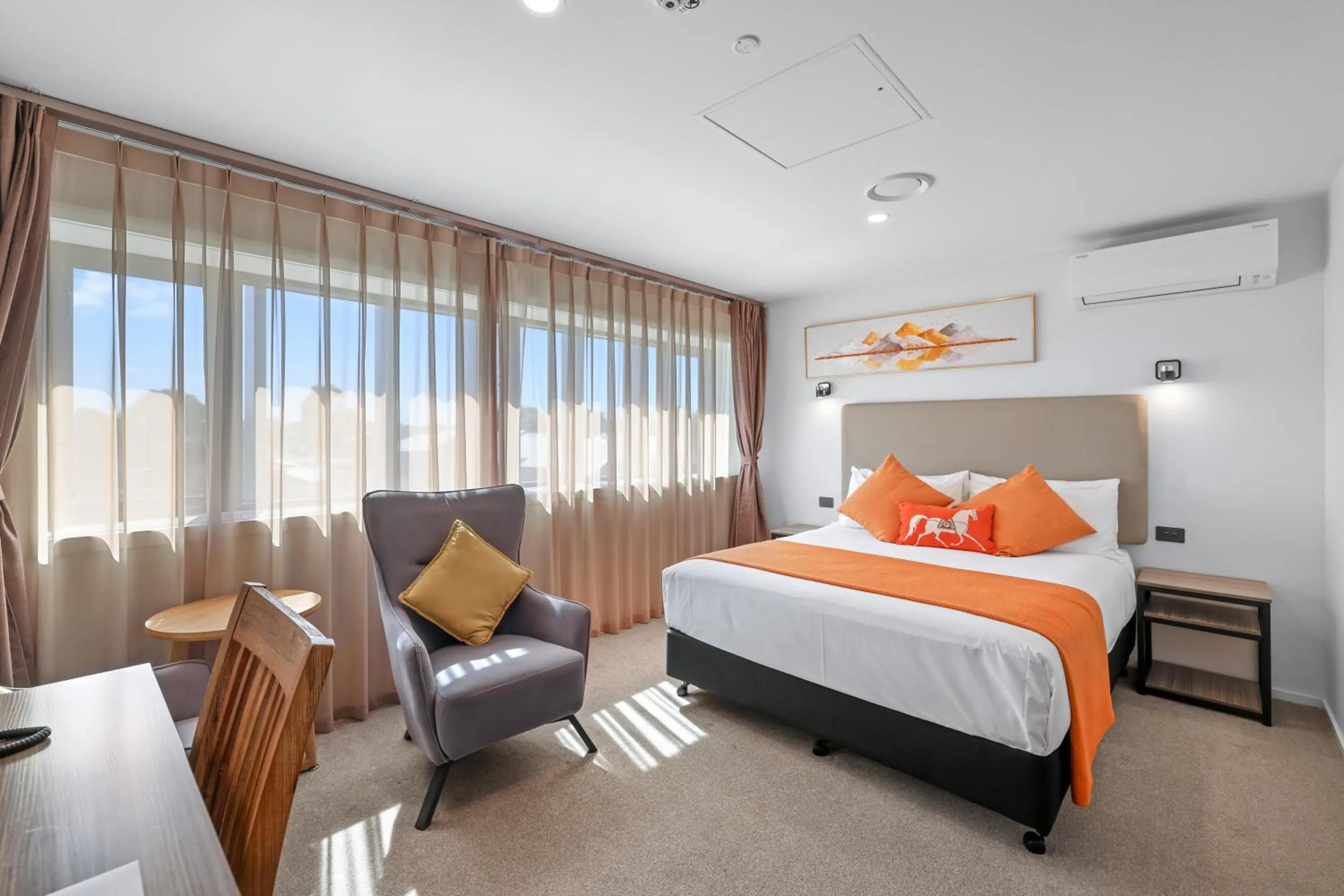 Bedroom, Bed in Golden Hotel