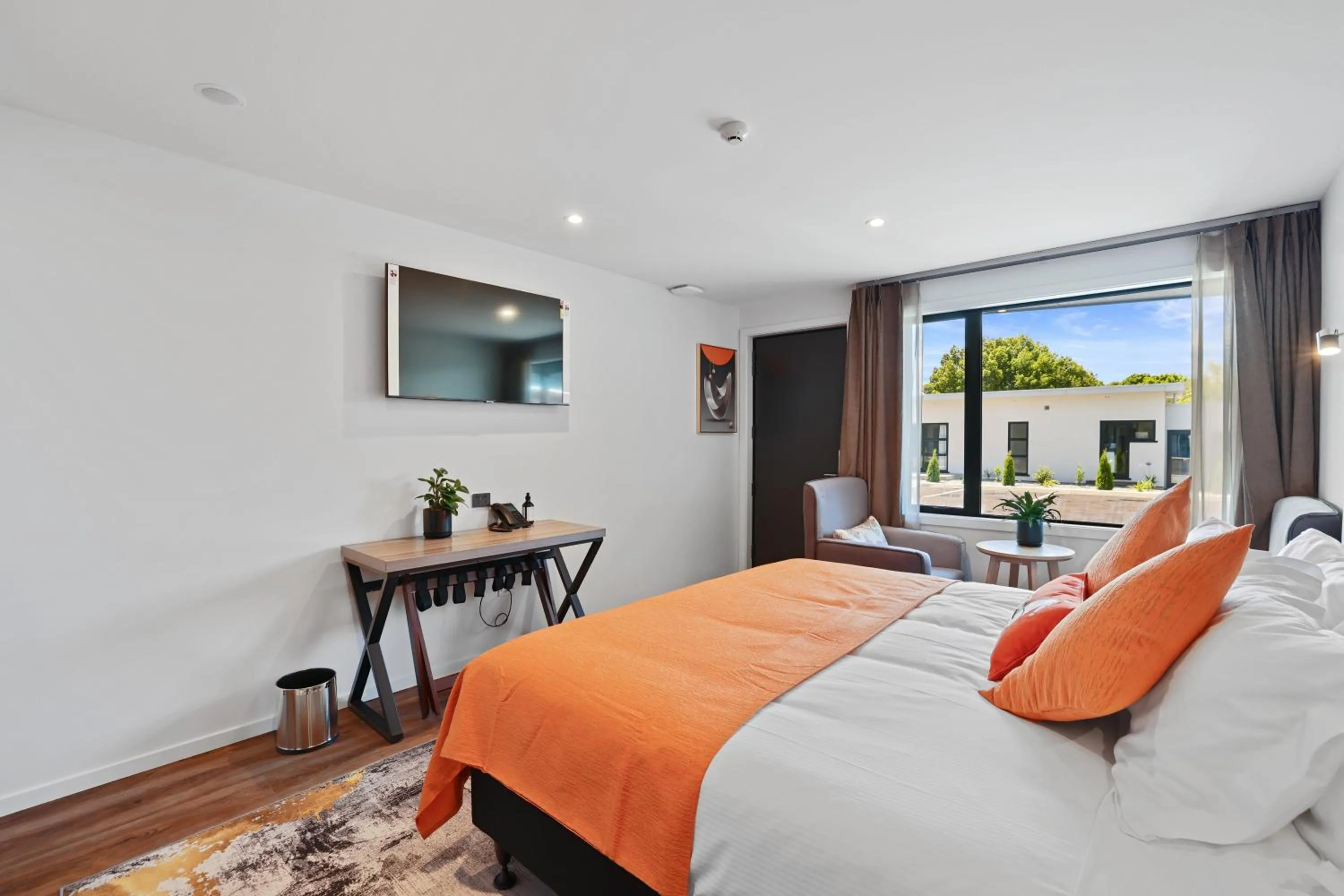 Bedroom, Bed in Golden Hotel