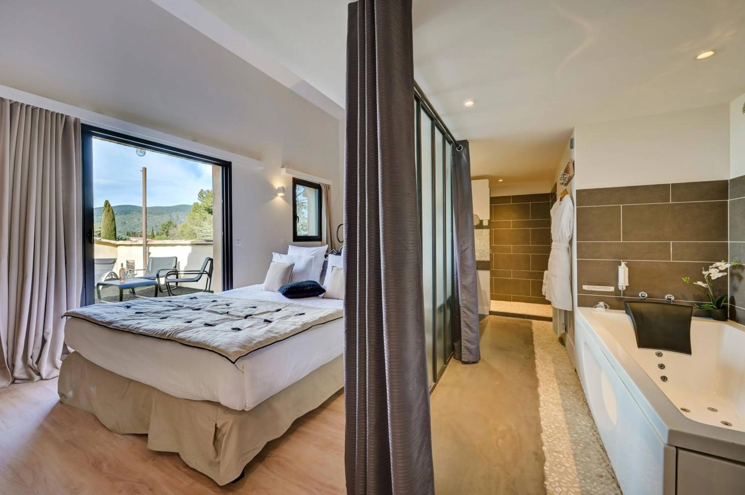 Bathroom, Bed in Hotel Bastide & SPA - Villa de Lourmarin