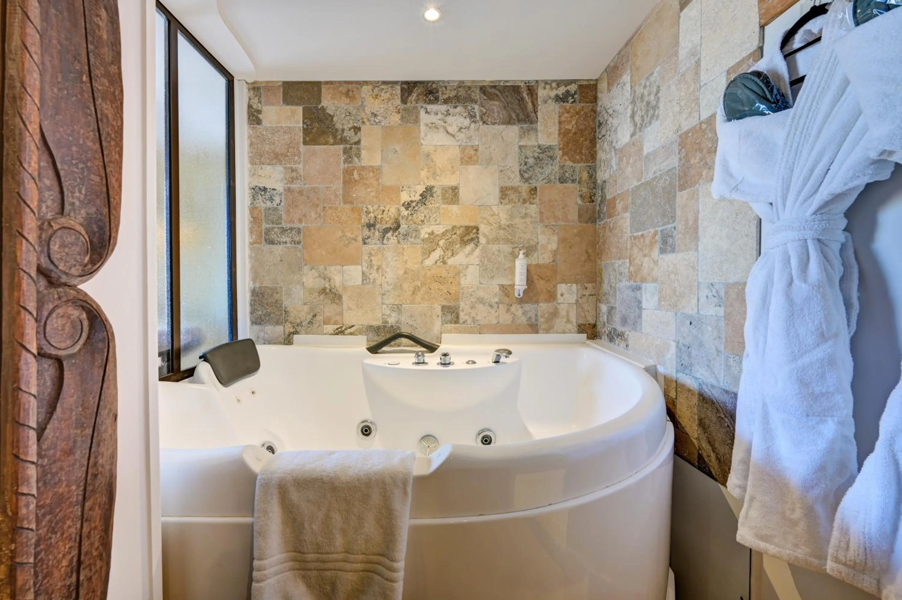 Hot Tub in Hotel Bastide & SPA - Villa de Lourmarin