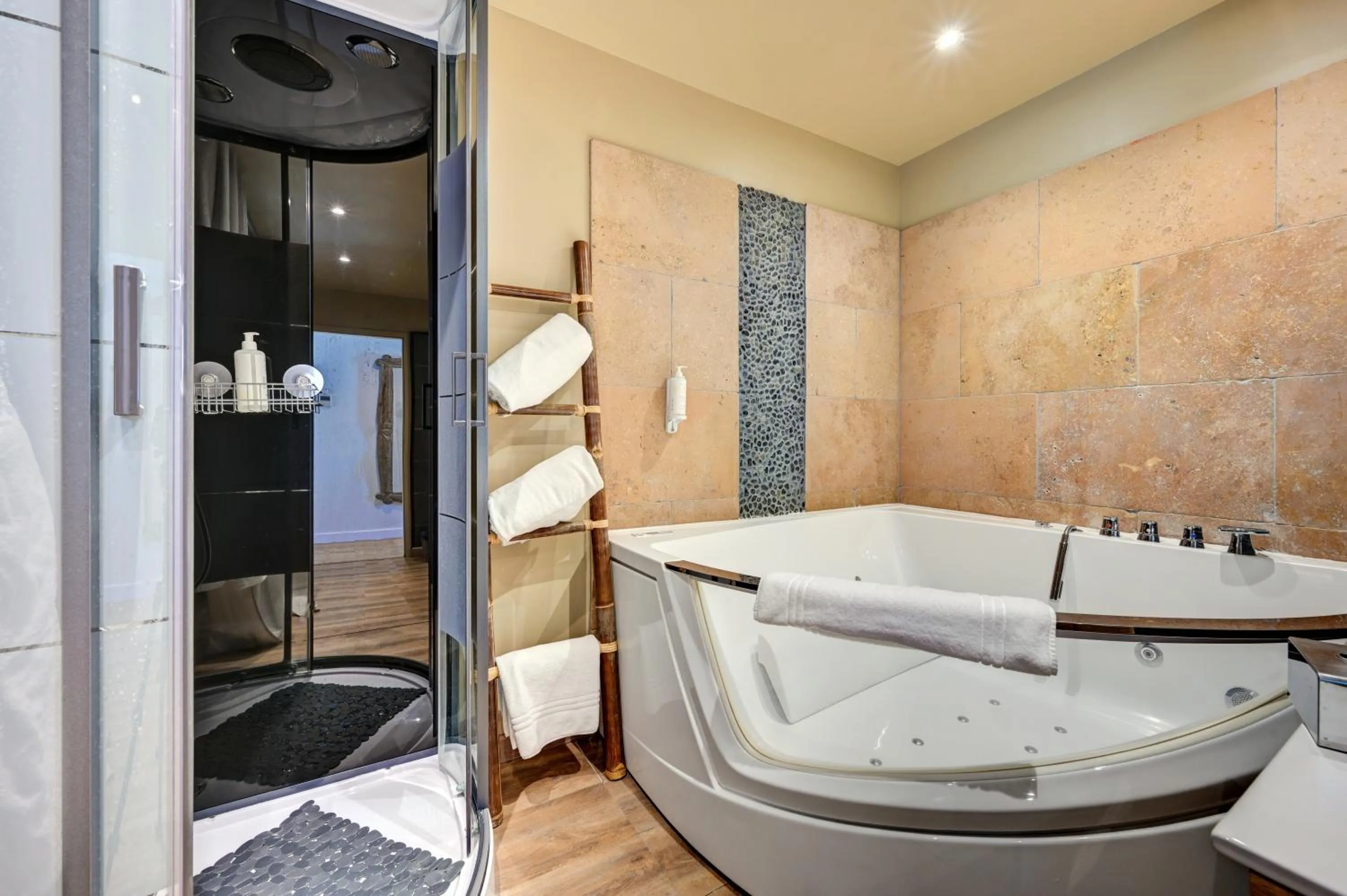 Hot Tub in Hotel Bastide & SPA - Villa de Lourmarin