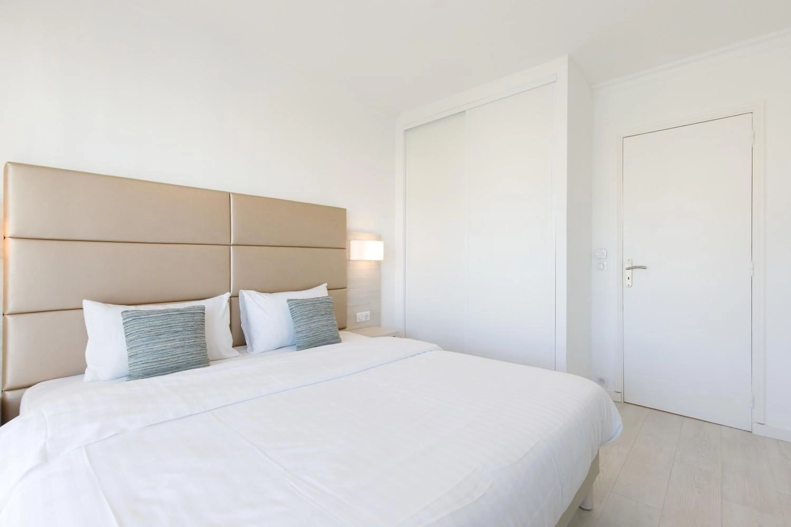 Bed in On La Croisette deluxe 2 bedrooms 2 baths