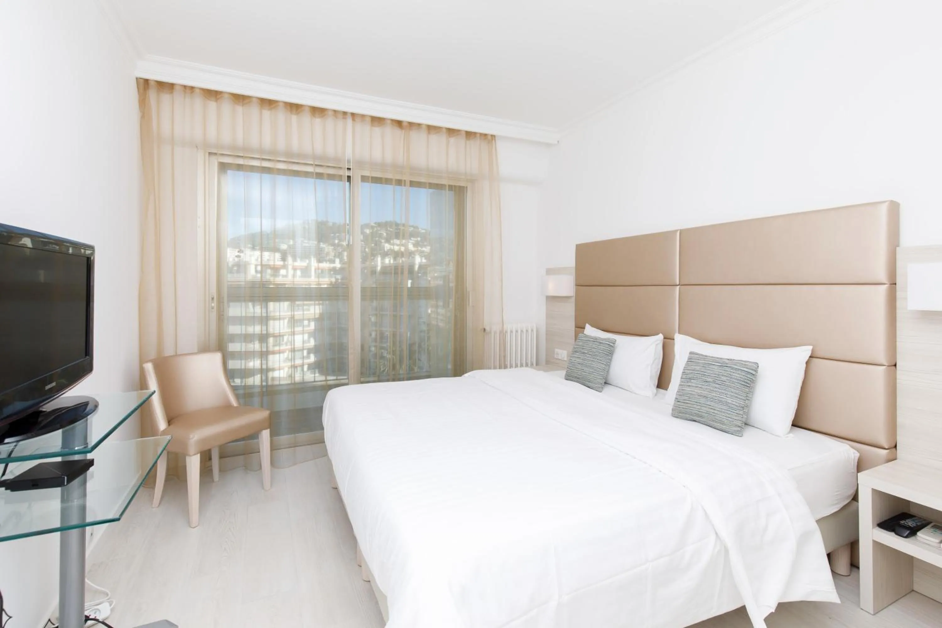 Bed in On La Croisette deluxe 2 bedrooms 2 baths