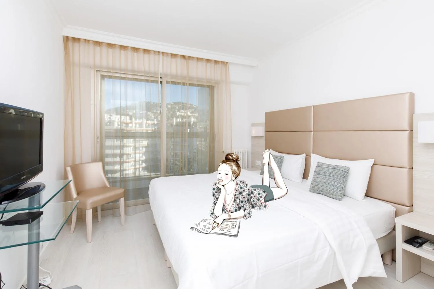 Bed in On La Croisette deluxe 2 bedrooms 2 baths