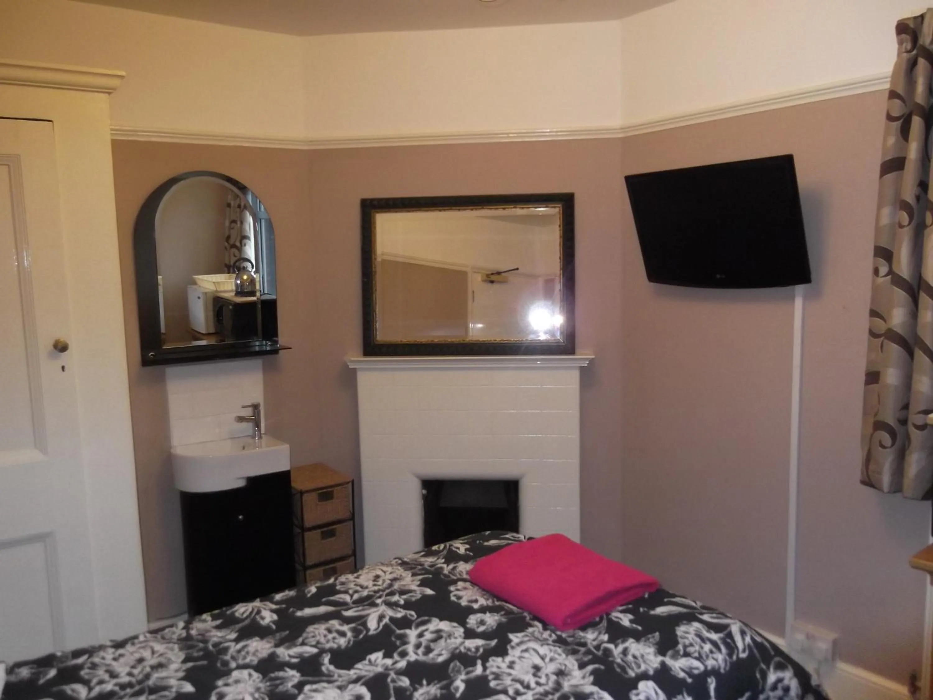 Photo of the whole room, Bed in The Ship Inn