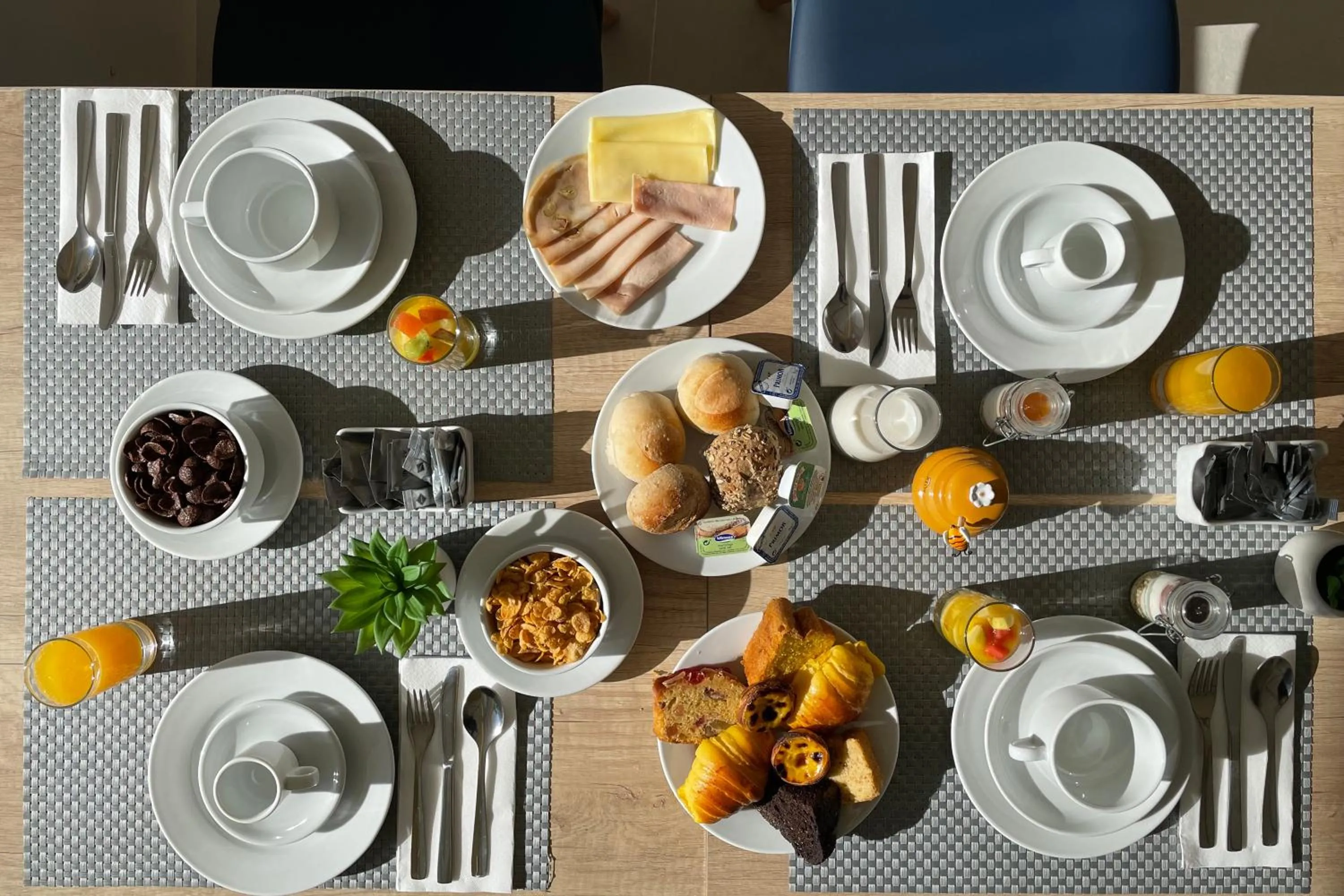 Buffet breakfast in Casual Raízes Porto