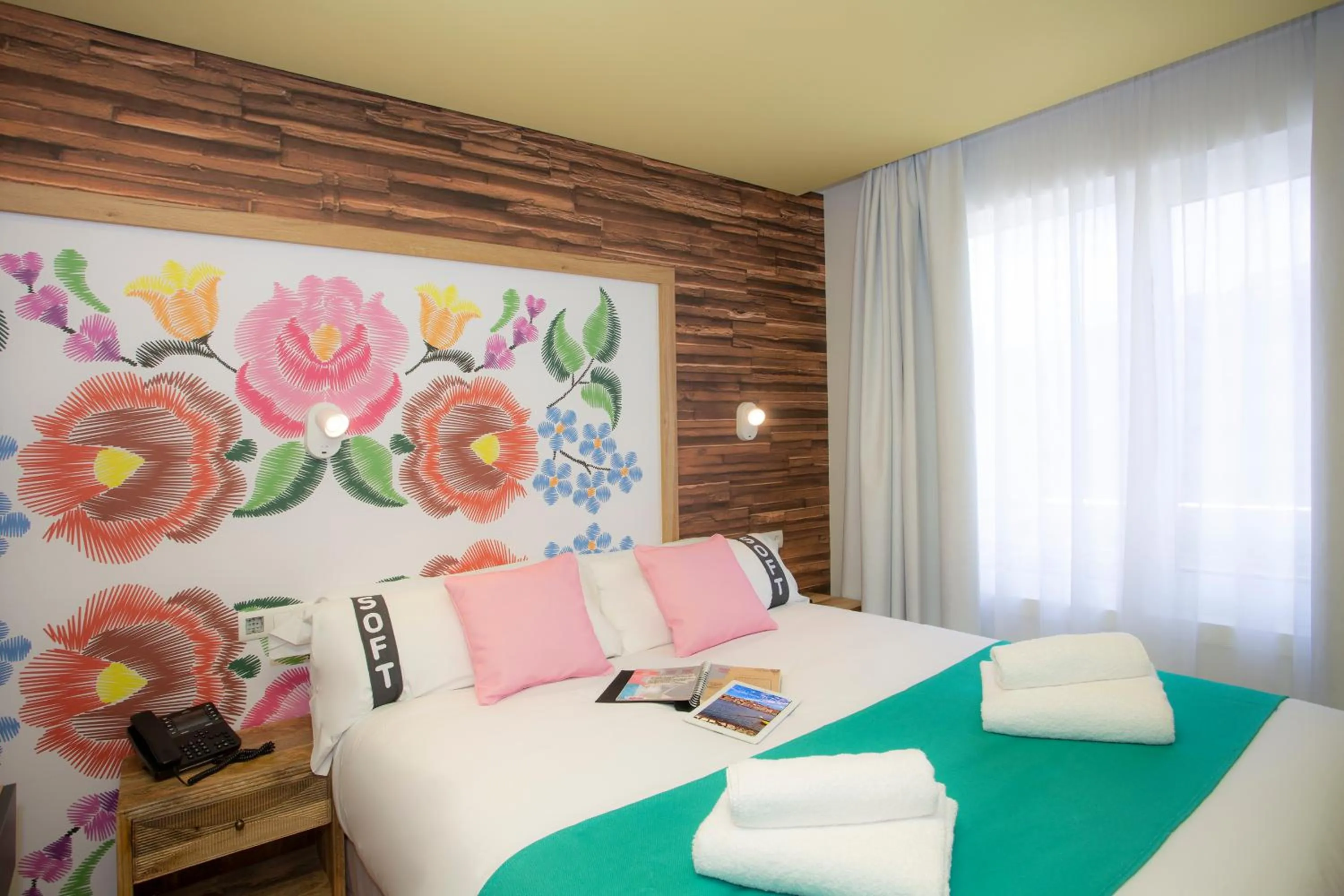 Photo of the whole room, Bed in Casual Raízes Porto