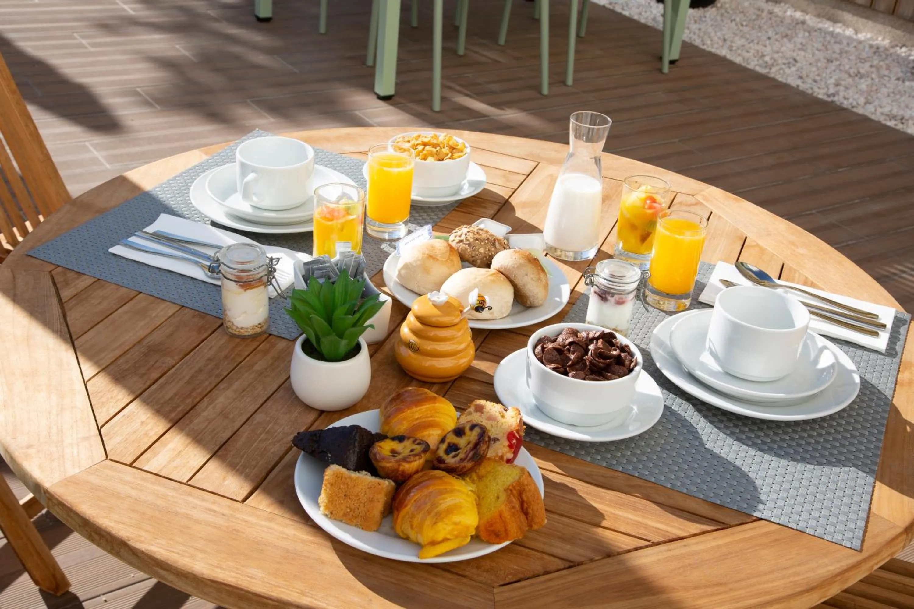 Buffet breakfast in Casual Raízes Porto