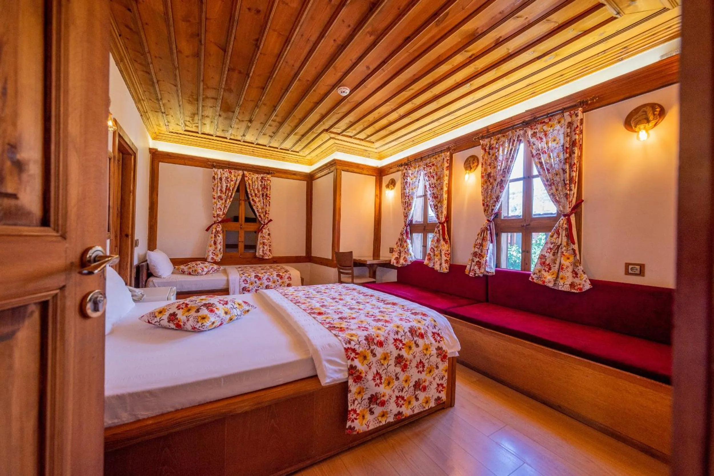 Photo of the whole room in Cesmeli Konak Corner