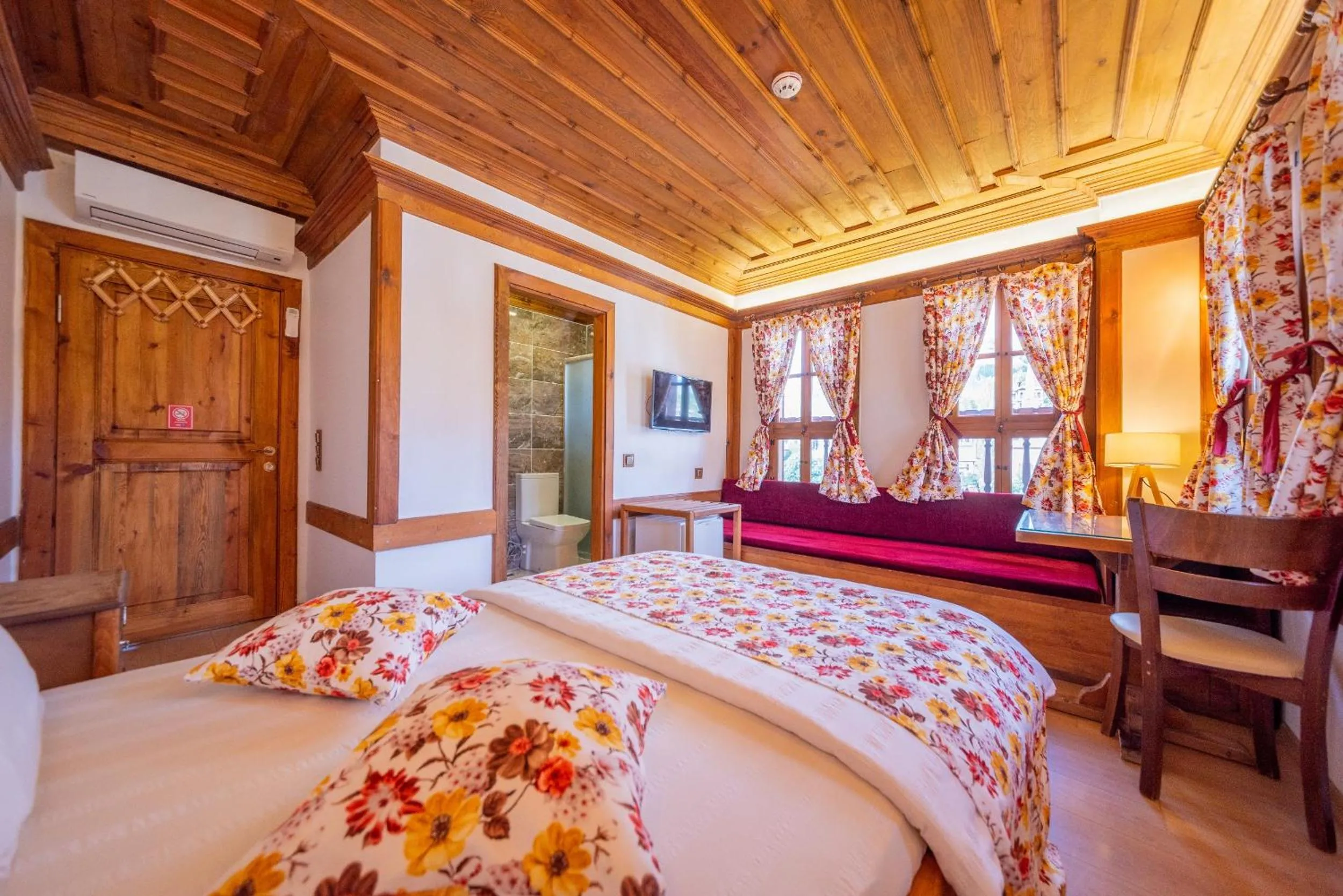 Photo of the whole room in Cesmeli Konak Corner