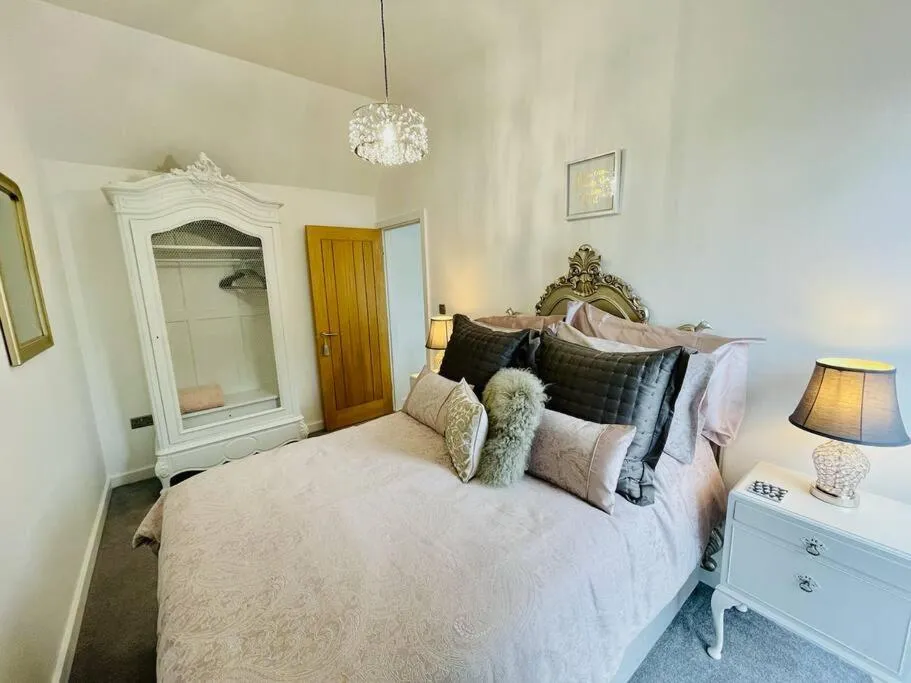 4 The Salt Yard, Whitstable - free parking, centre of town, 2 min walk to beach