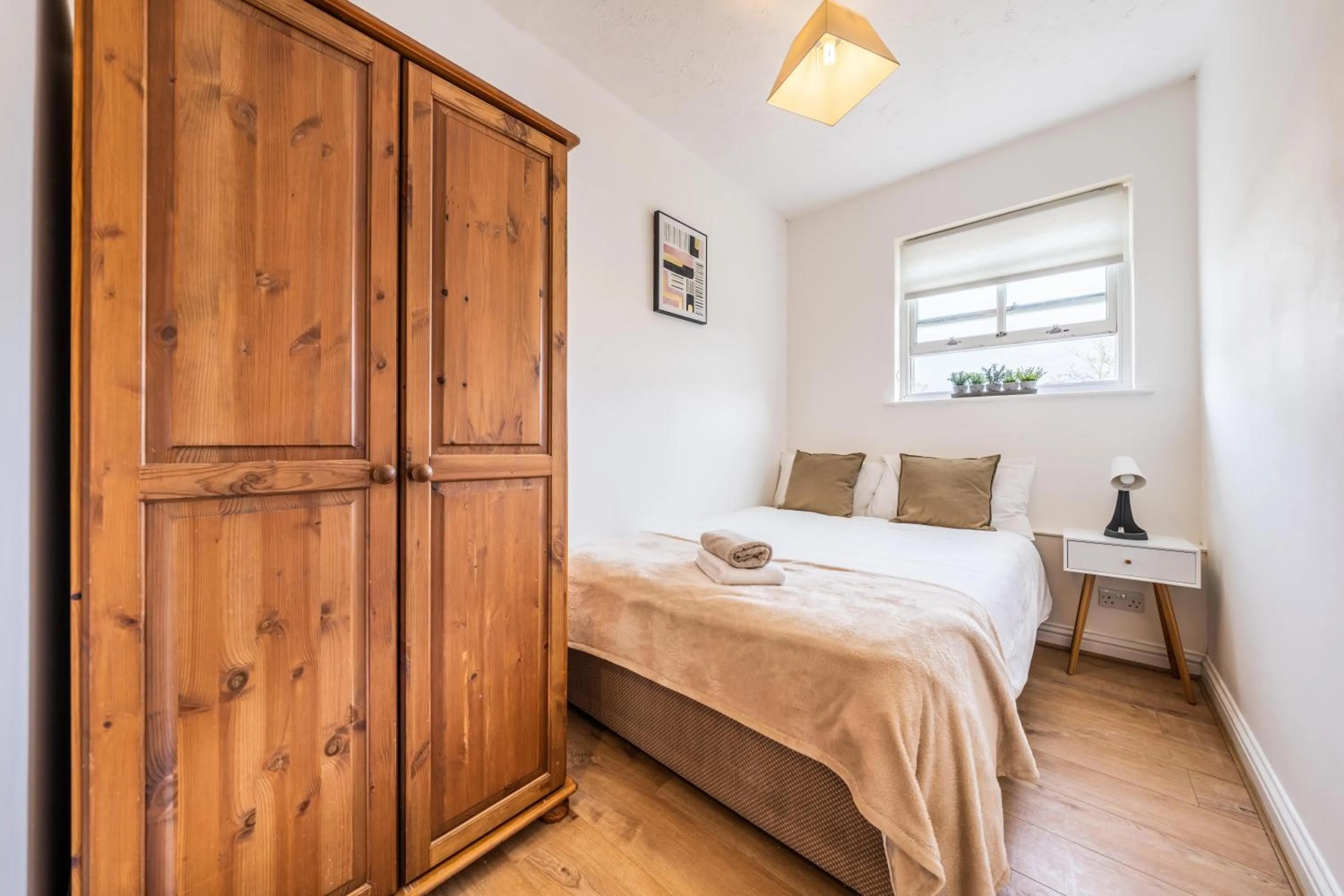 Bedroom, Bed in 2BR Apartment Near Stansted Airport & Bishop Stortford