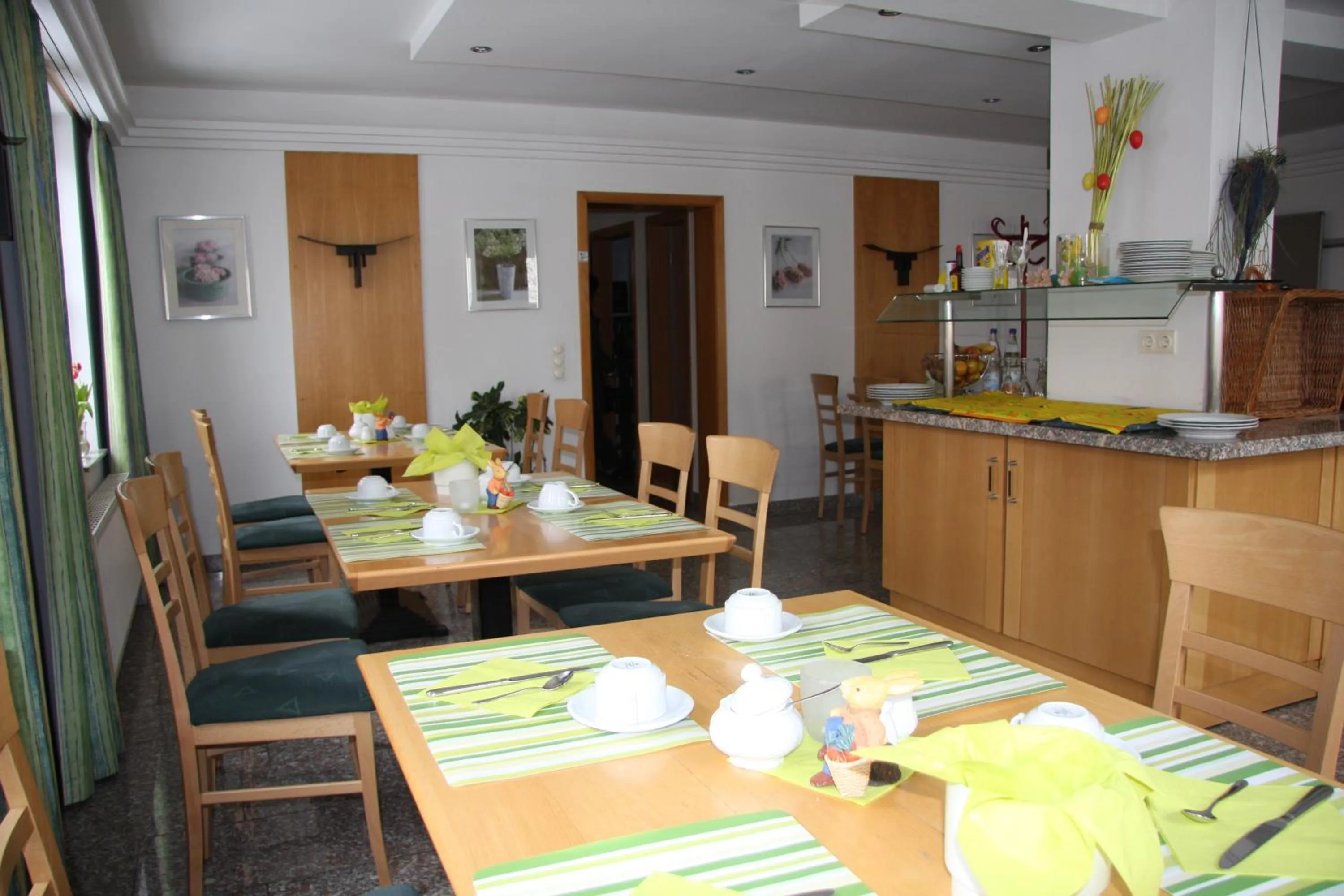 Restaurant/places to eat in Hotel Gasthof Grüner Wald