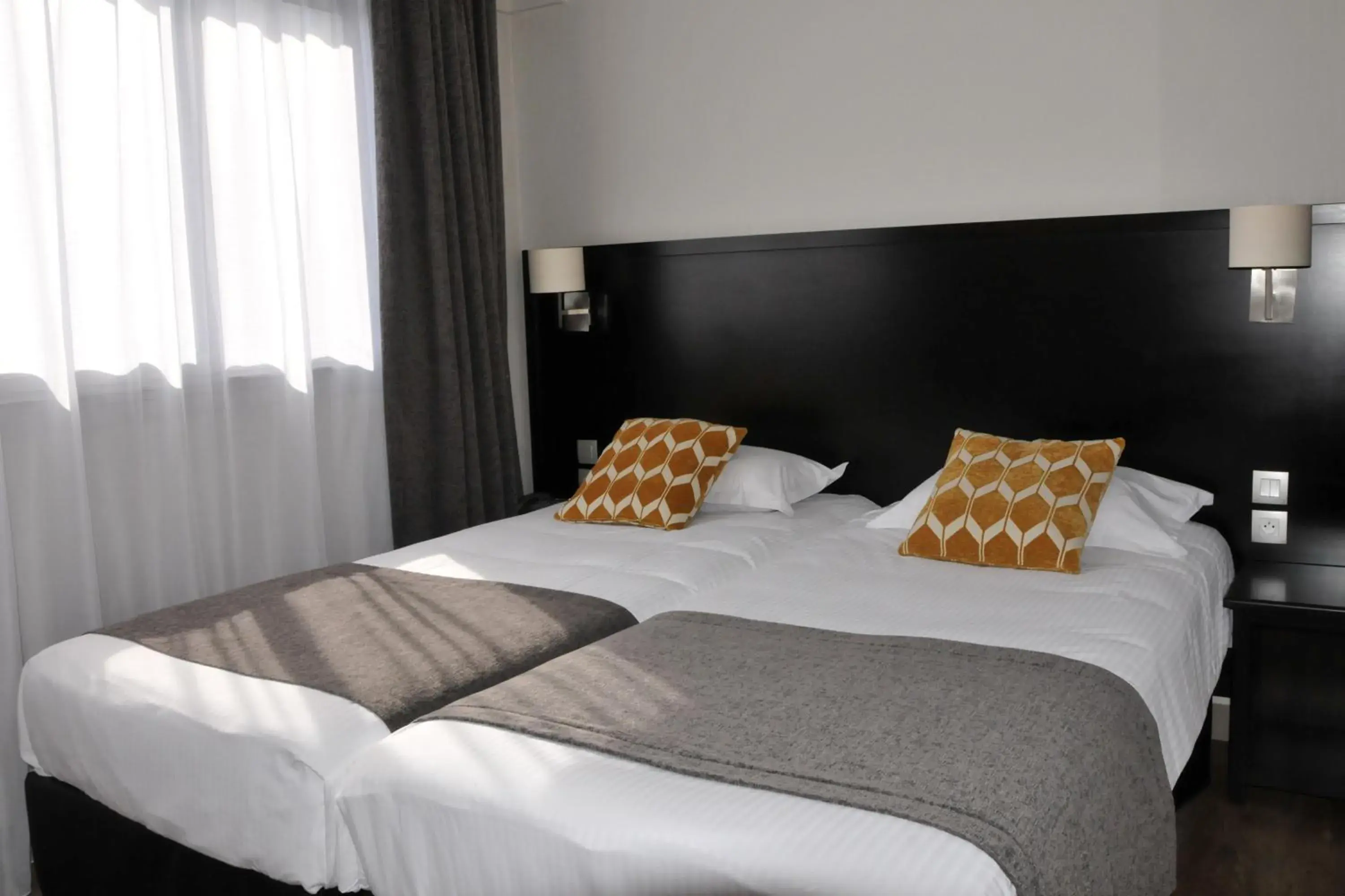 Twin Room in Hôtel Des Quatrans Twin Room in Hôtel Des Quatrans