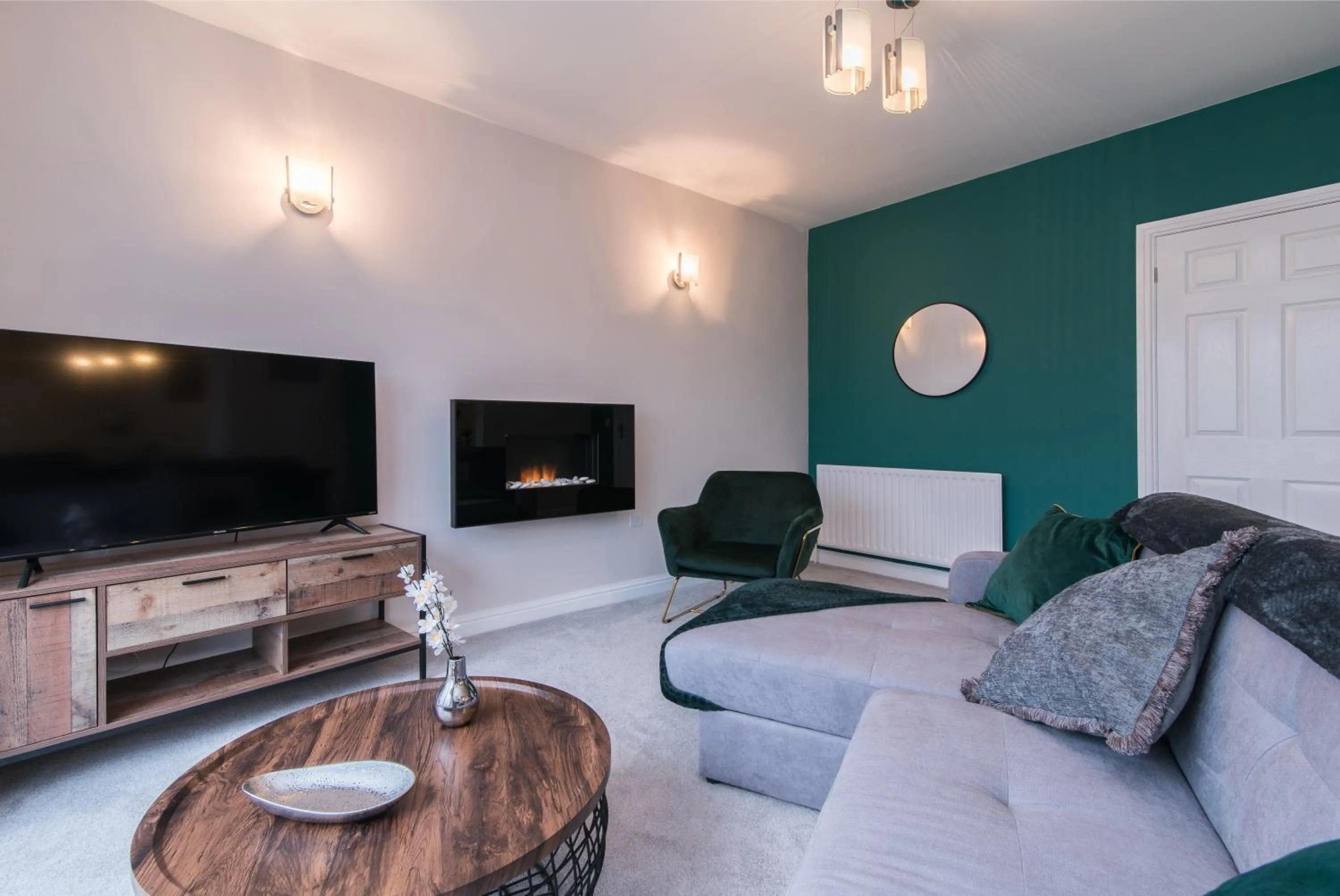 Immaculate 3 Bed House - Stunning Balcony Views