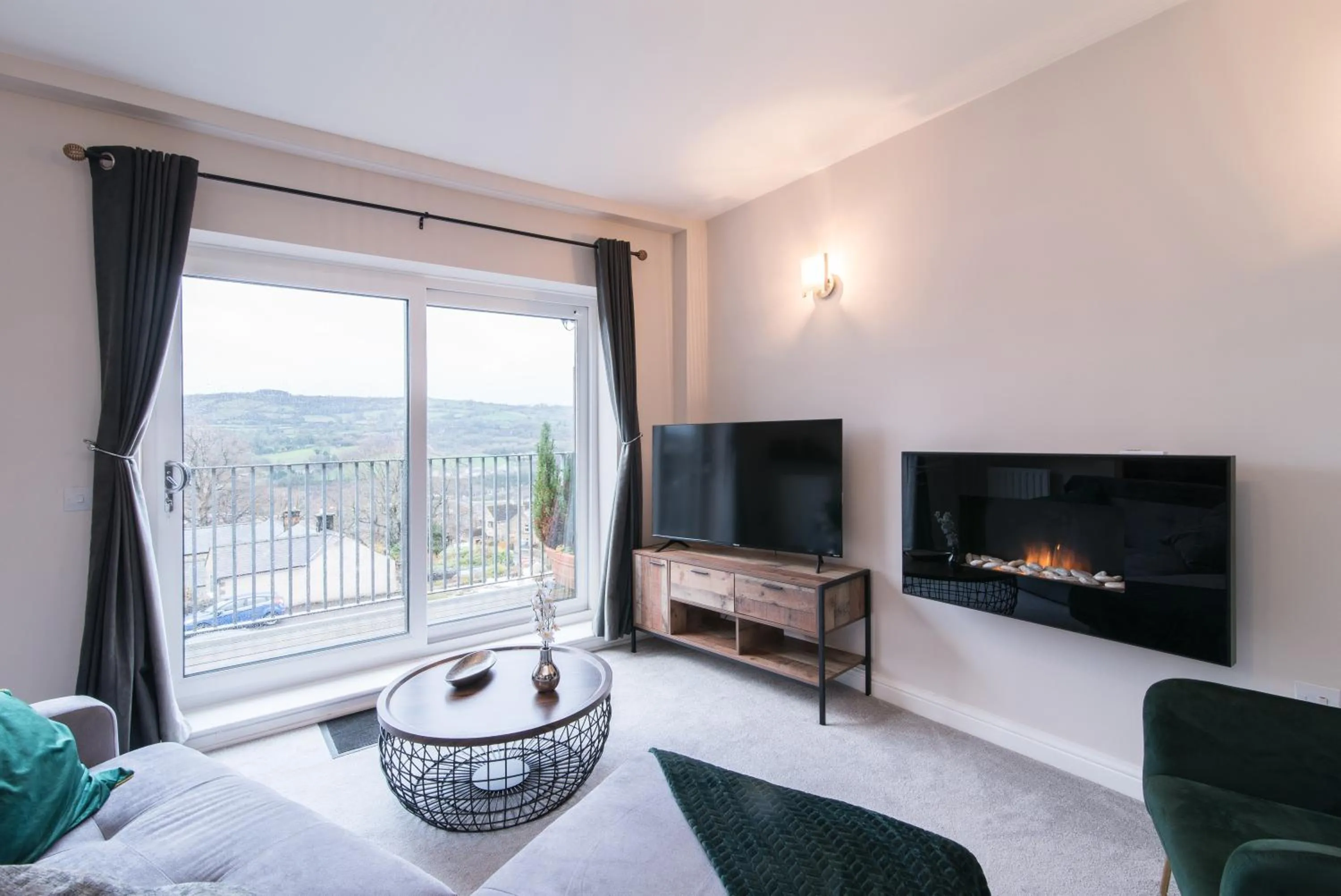 Immaculate 3 Bed House - Stunning Balcony Views