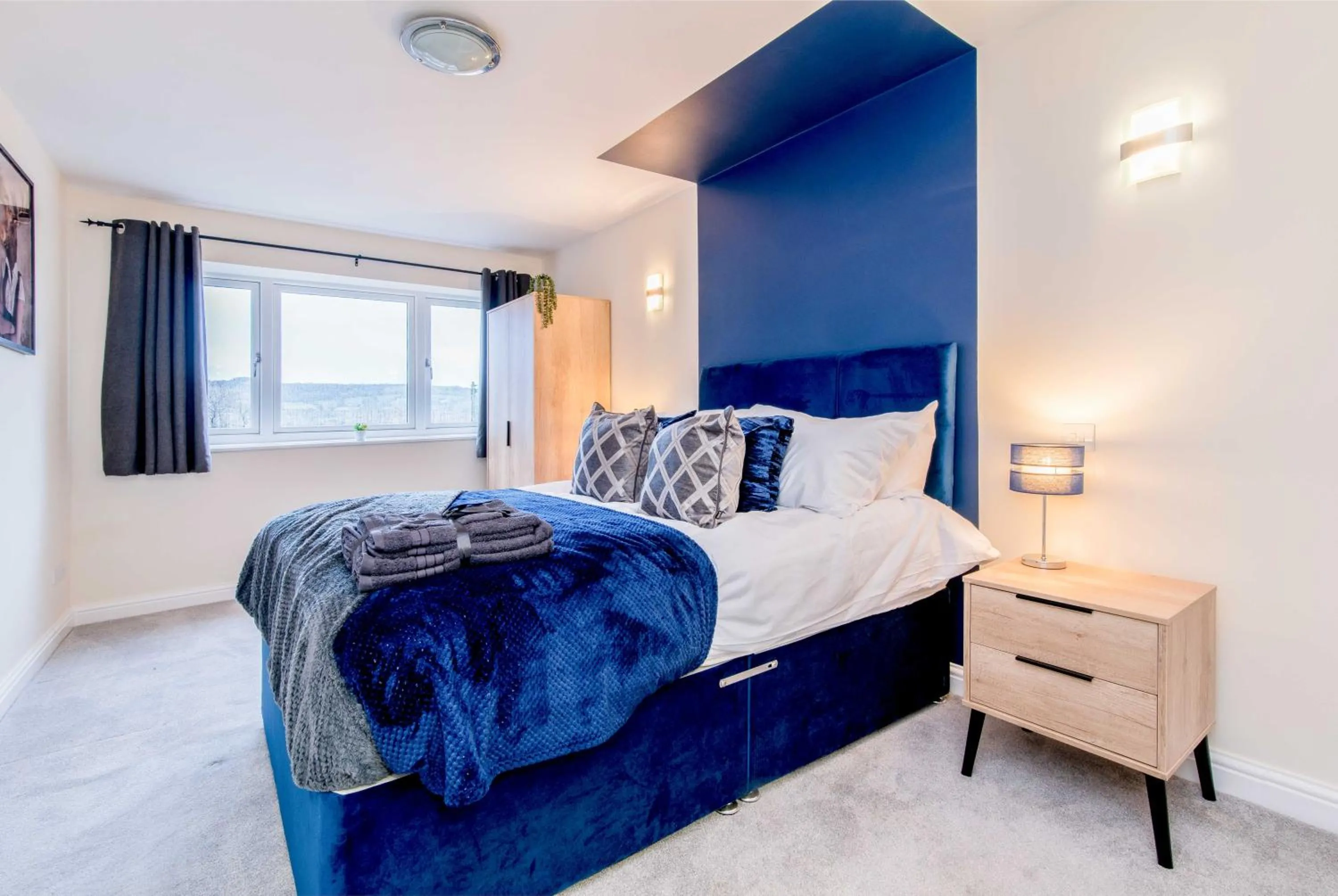 Immaculate 3 Bed House - Stunning Balcony Views