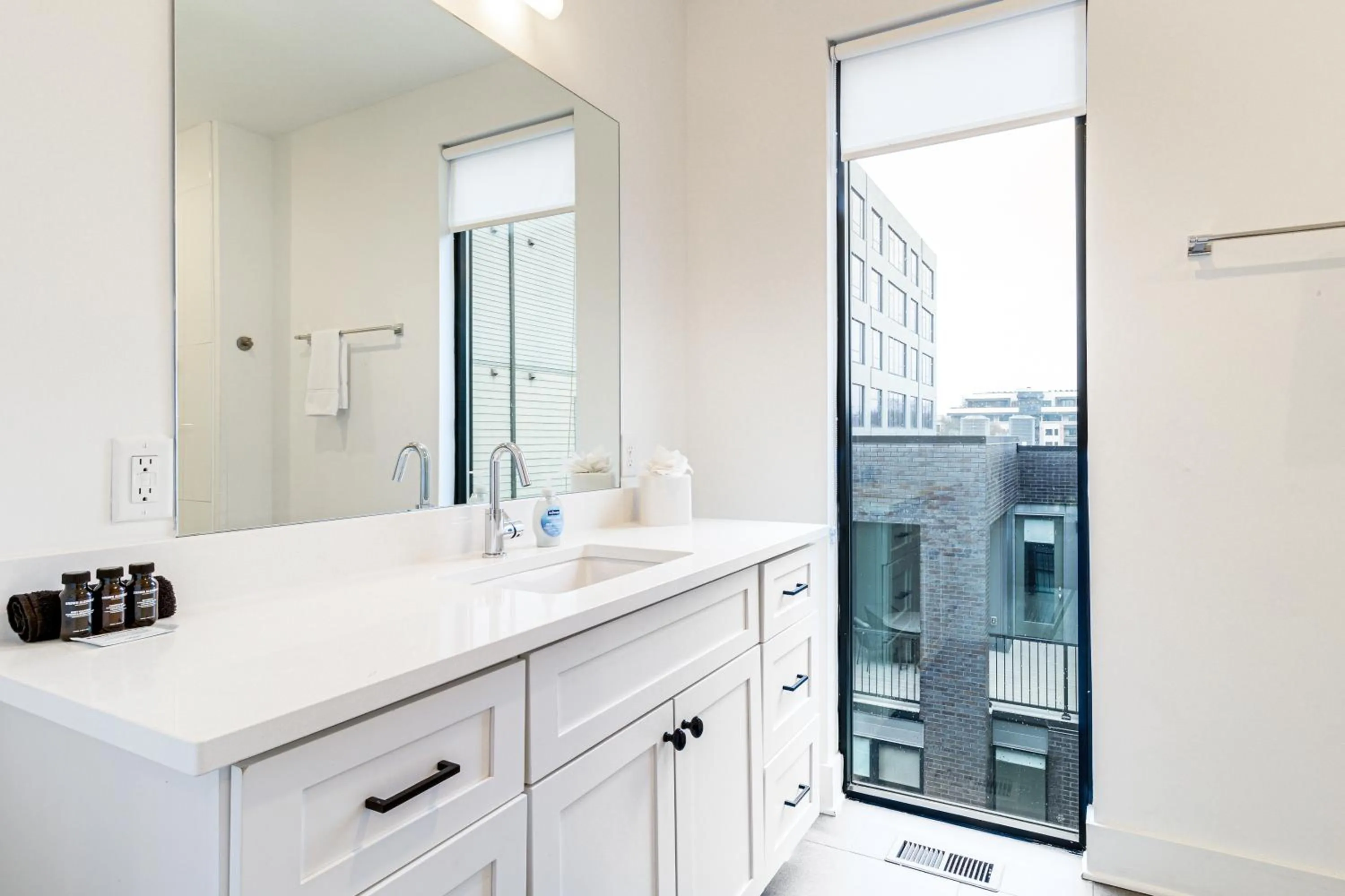 Bathroom in Sonder The High Note