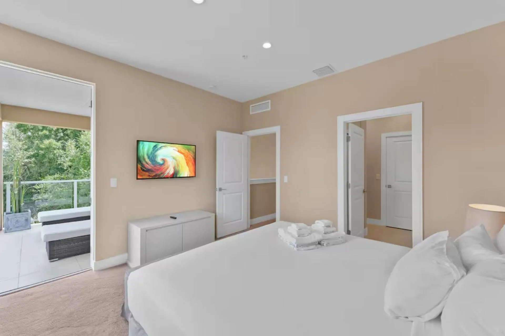 Bed in Condominium Apartment Close to Disney in Orlando Florida