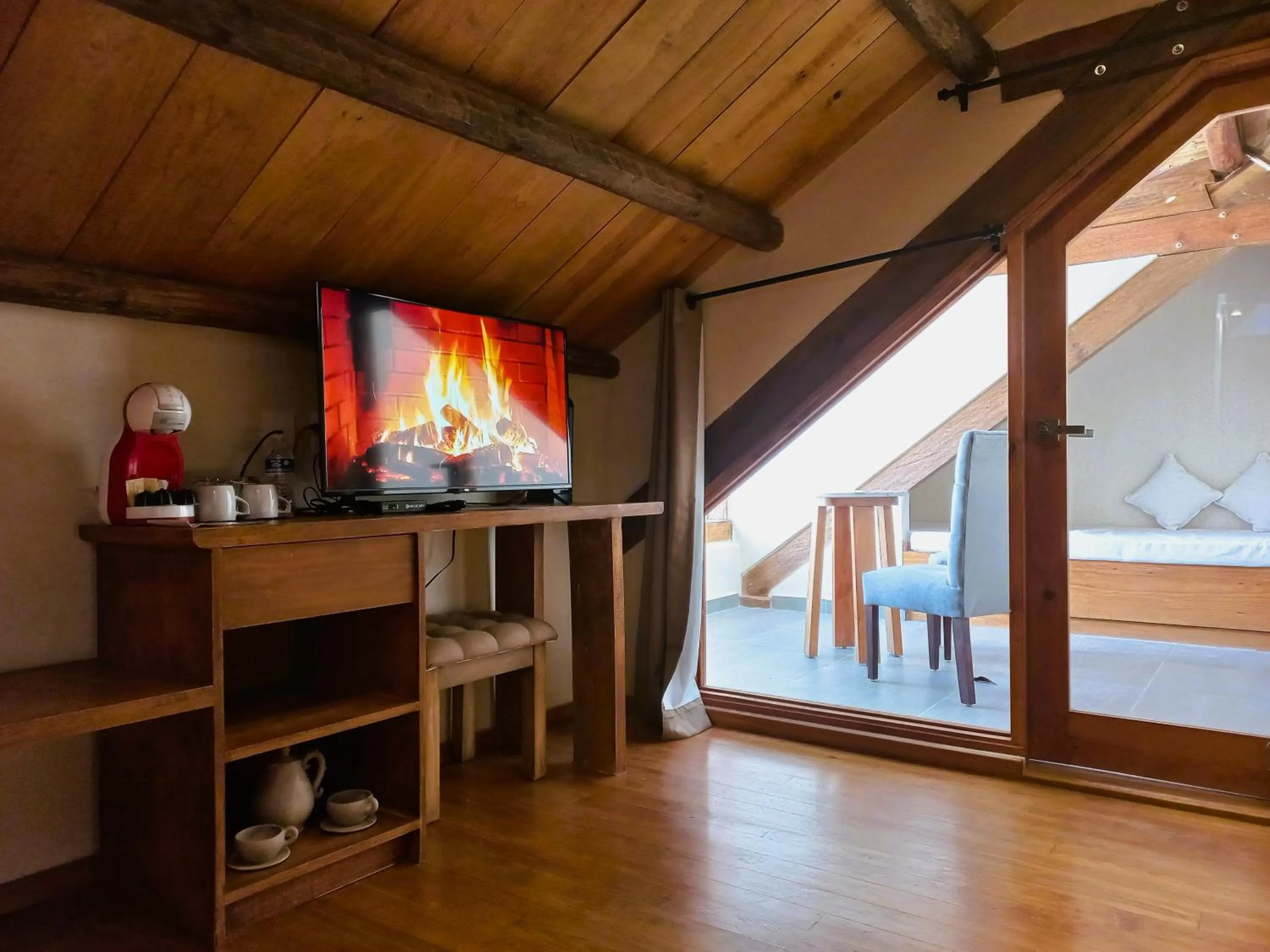 TV and multimedia, Bed in Hotel Junvay