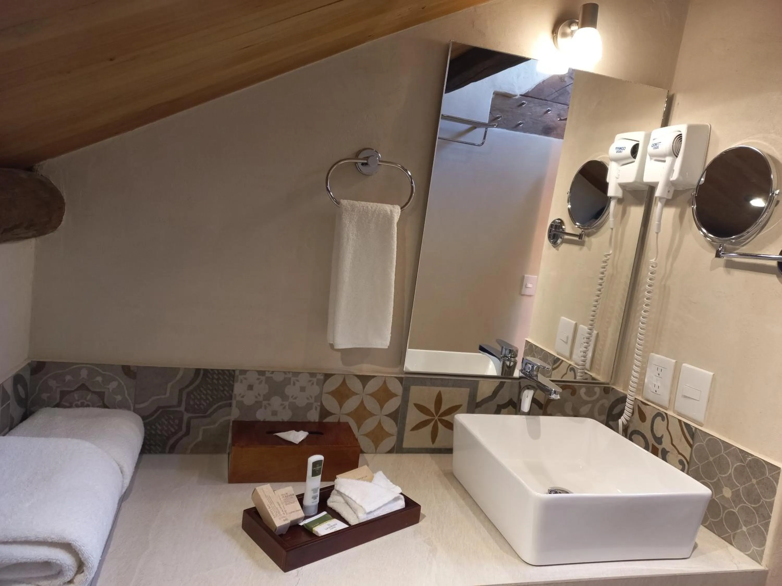 Bathroom in Hotel Junvay