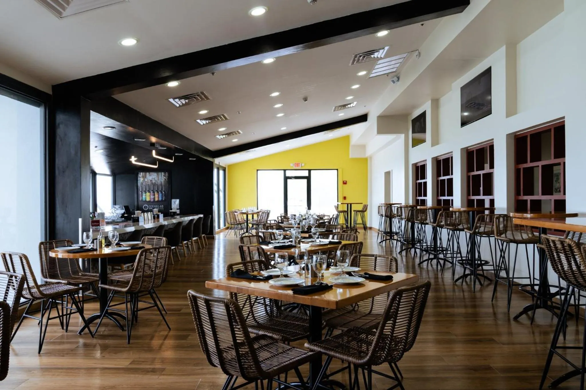 Lounge or bar in Holiday Inn Ponce & El Tropical Casino by IHG