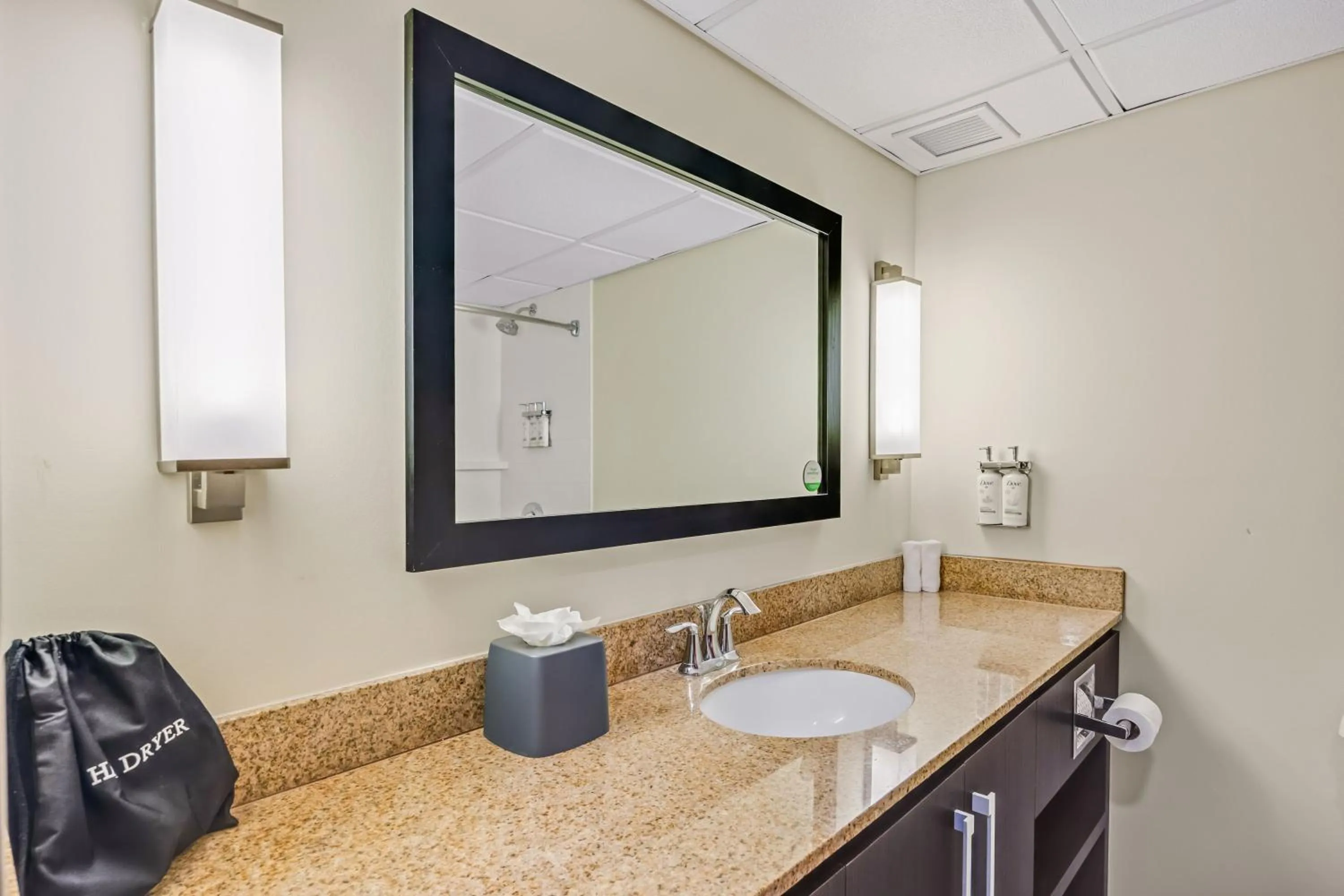 Bathroom in Holiday Inn Ponce & El Tropical Casino by IHG