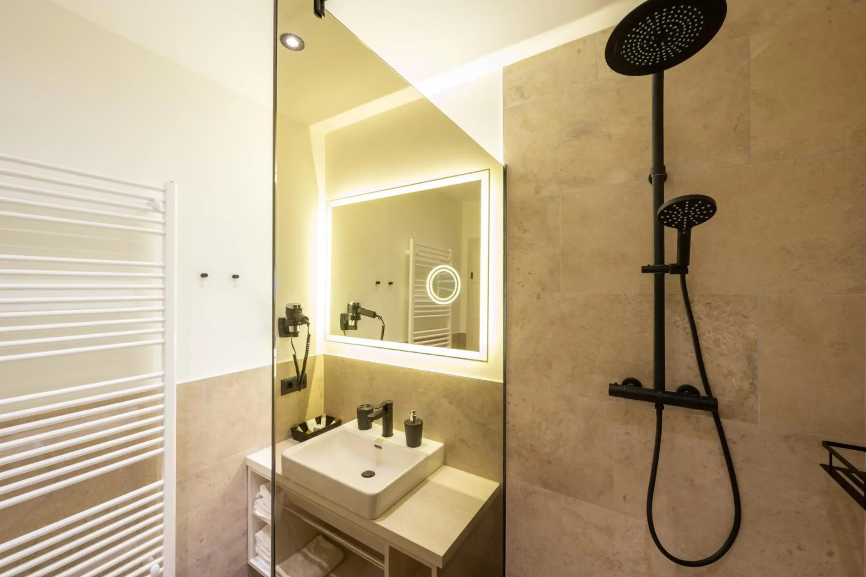 Deluxe Double Room with Balcony in Hotel Villa Flora Deluxe Double Room with Balcony in Hotel Villa Flora