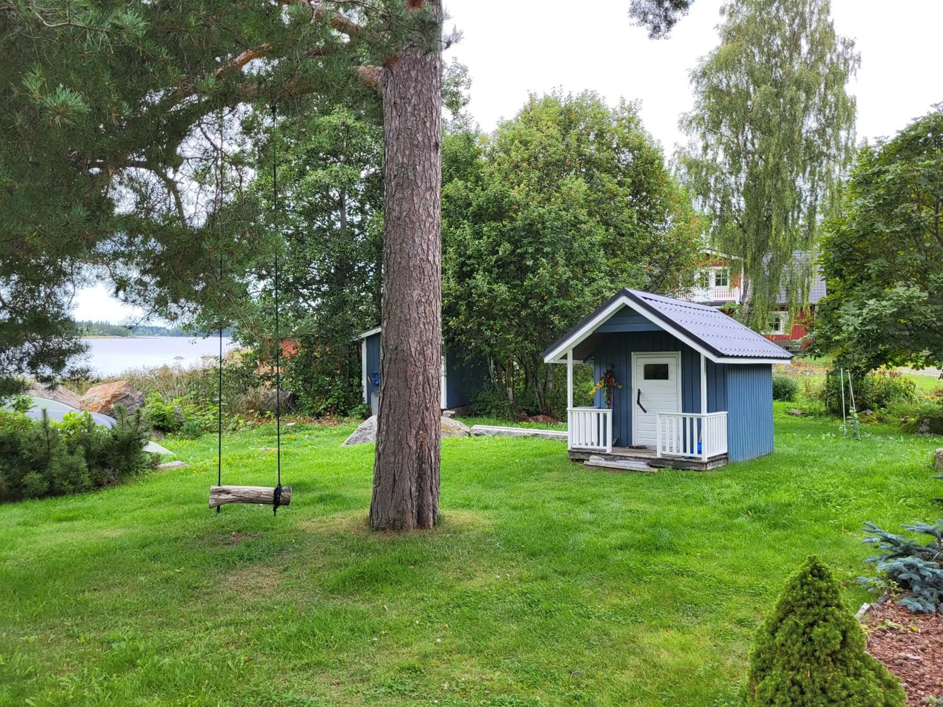 Garden view in 3 Bedroom Cottage with Sauna by the Sea