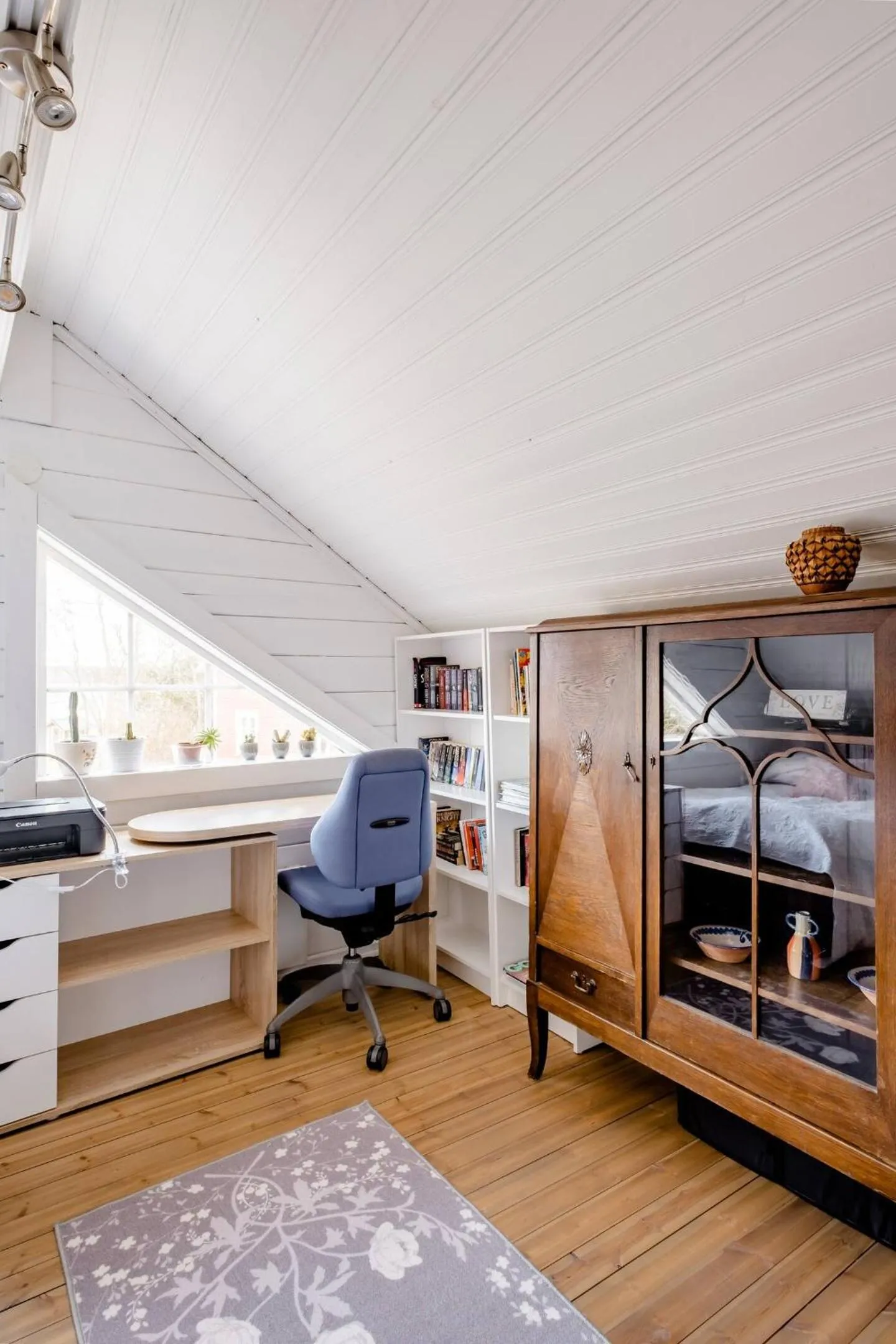 Library in 3 Bedroom Cottage with Sauna by the Sea