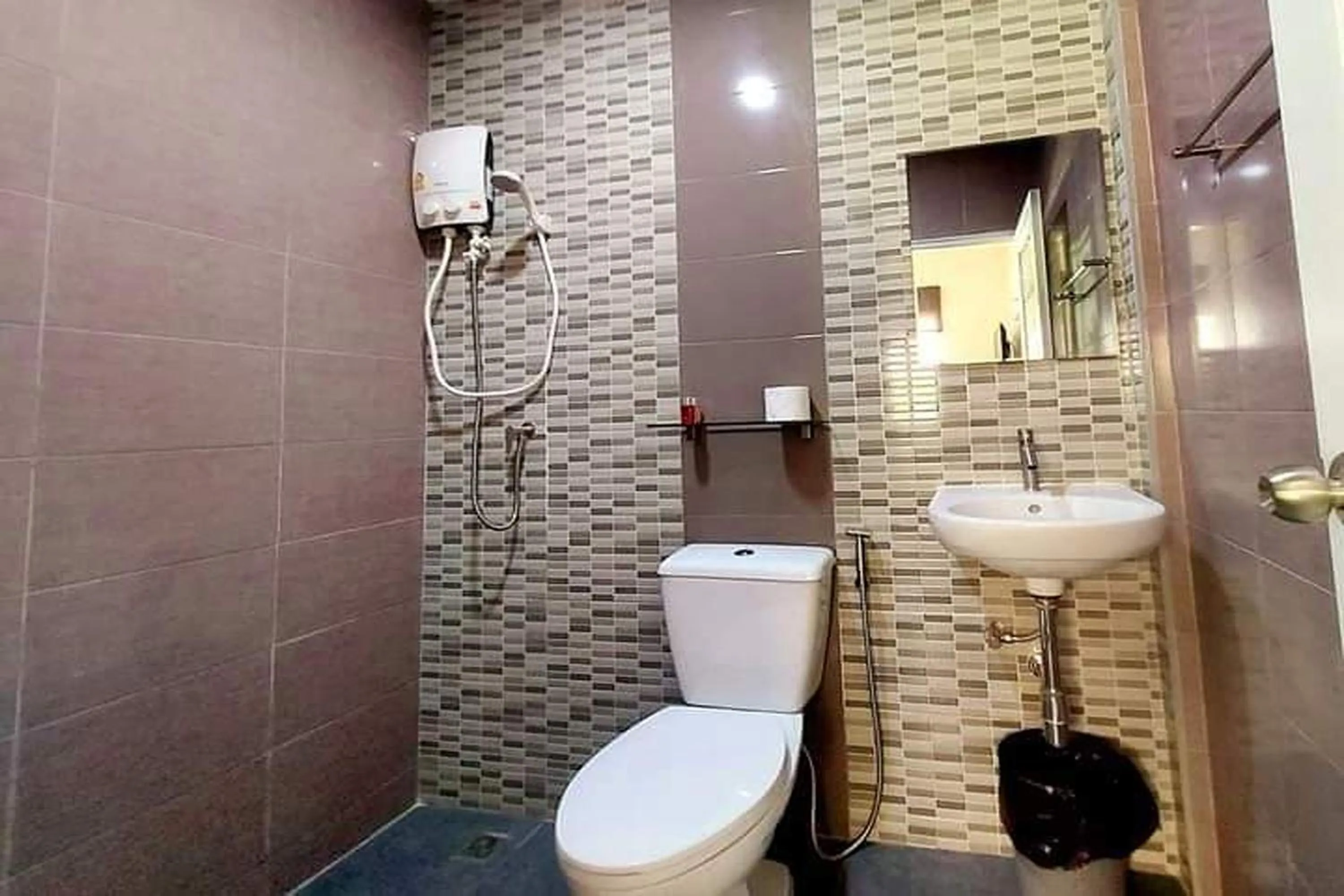 Bathroom in Davy Cottage Phuket