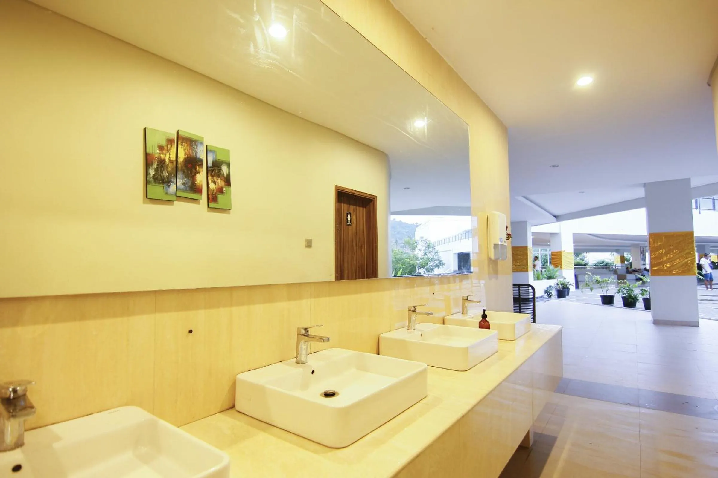 Restaurant/places to eat in Raja Hotel Kuta Mandalika Resort & Convention