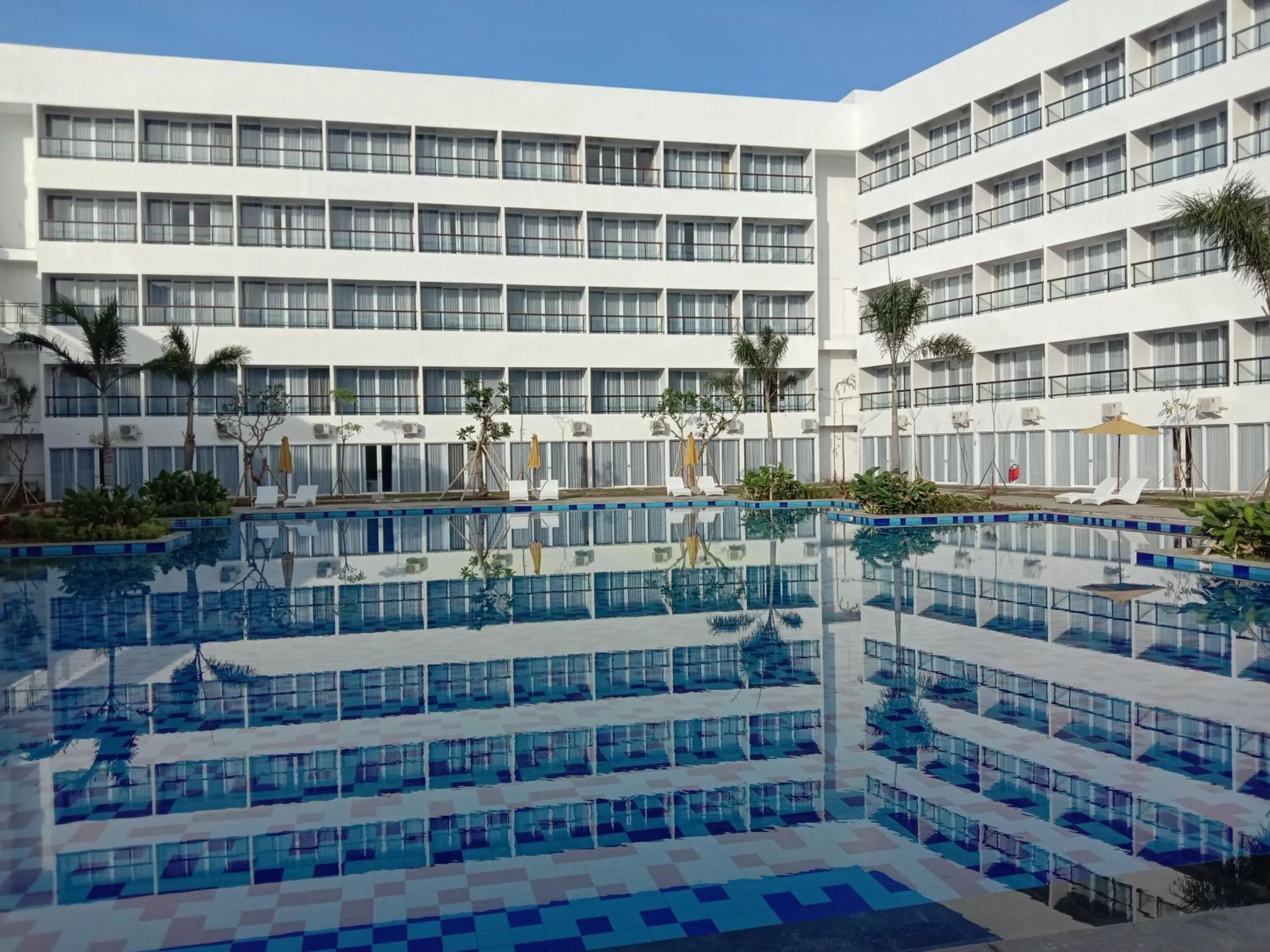 Swimming pool in Raja Hotel Kuta Mandalika Resort & Convention