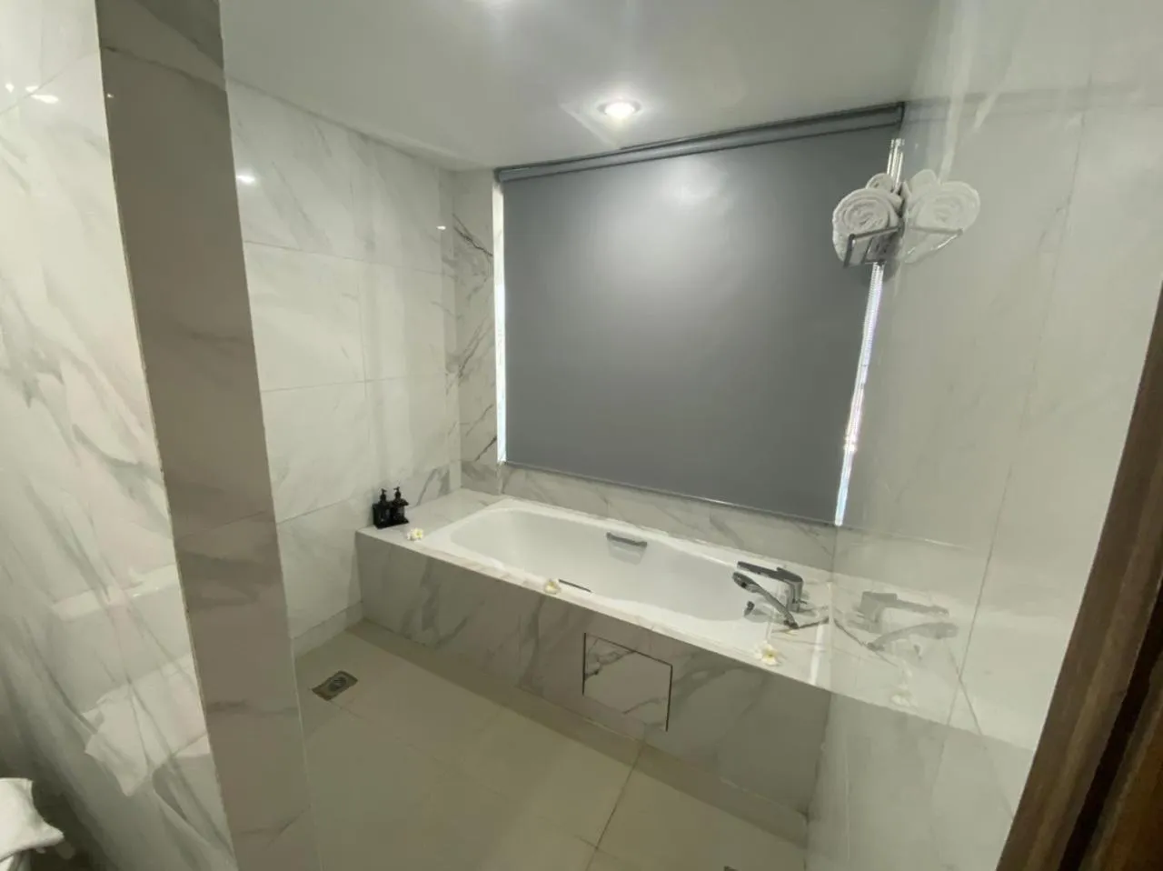 Shower in Raja Hotel Kuta Mandalika Resort & Convention