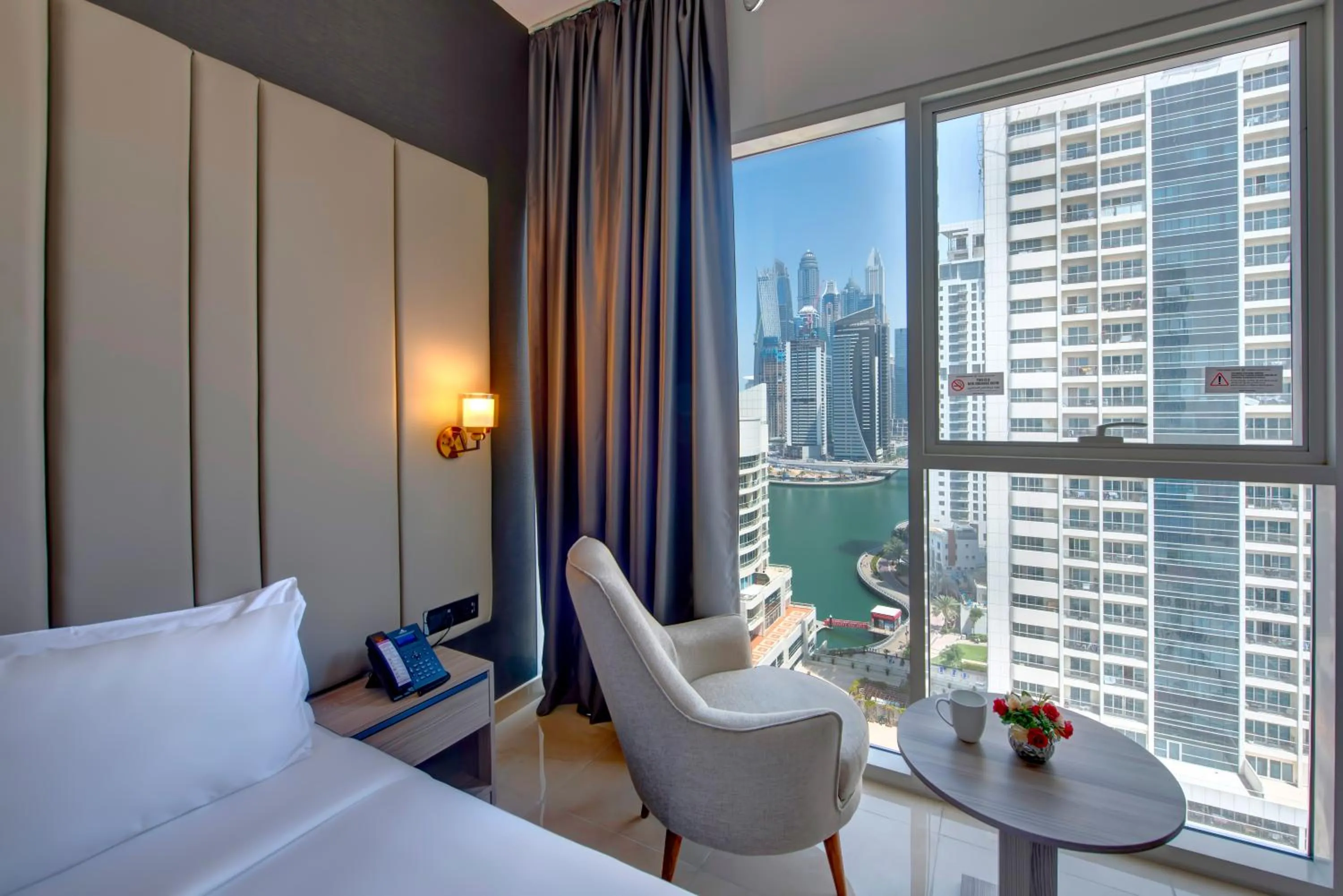 Lake view, Bed in Royal Regency Suites Marina