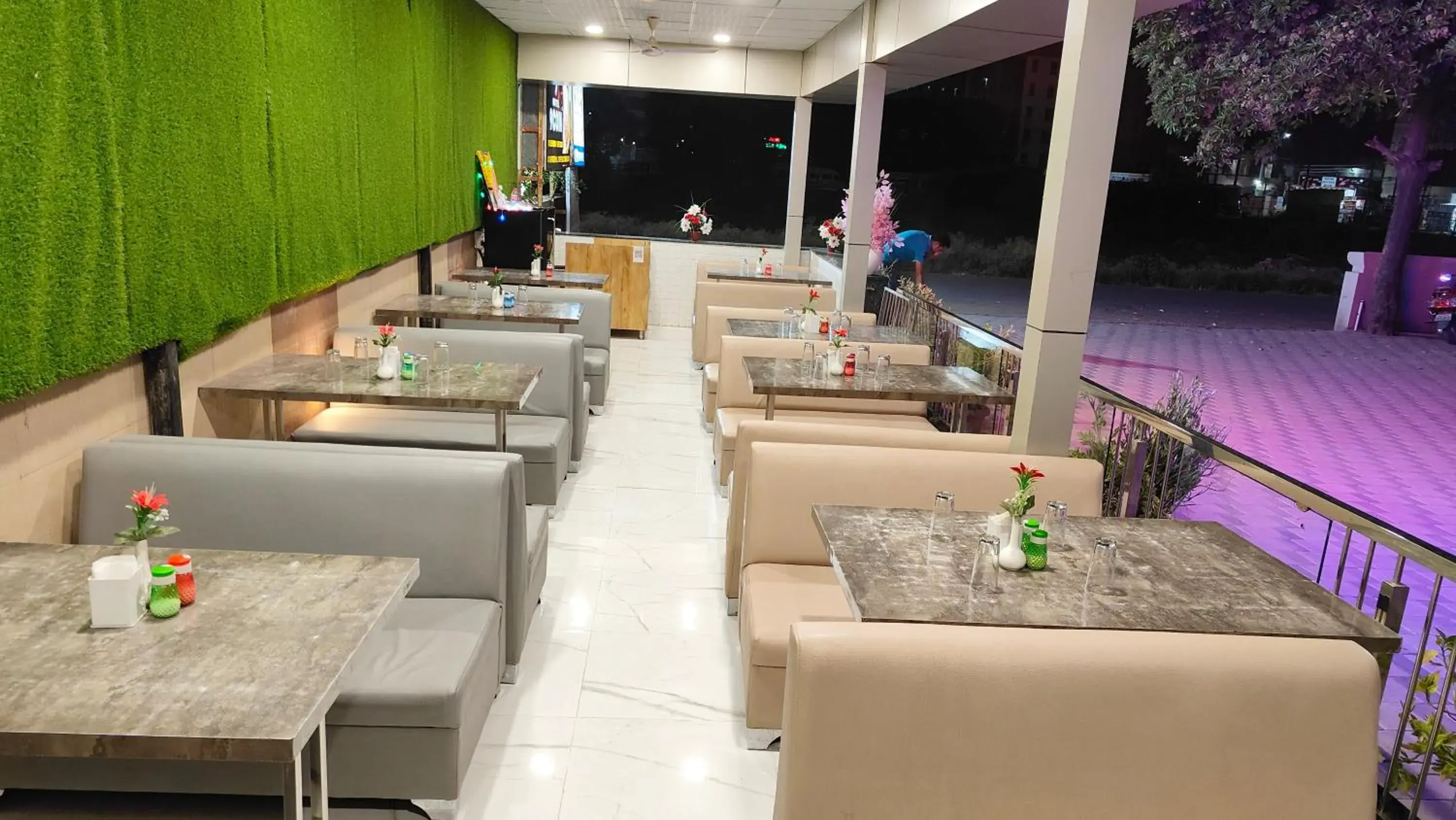 Restaurant/places to eat in Hotel 9 Coin Restaurant/places to eat in Hotel 9 Coin